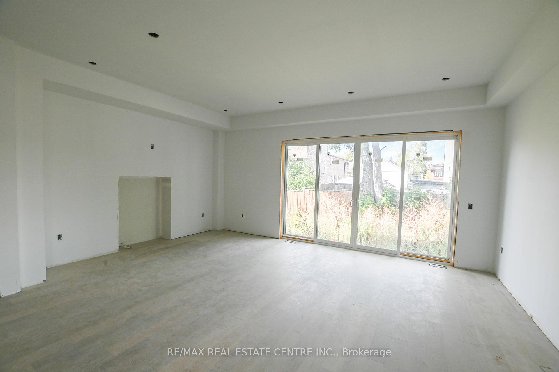 Photo 7 of 24 Rainbow Drive, Vaughan, West Woodbridge — HOMEH