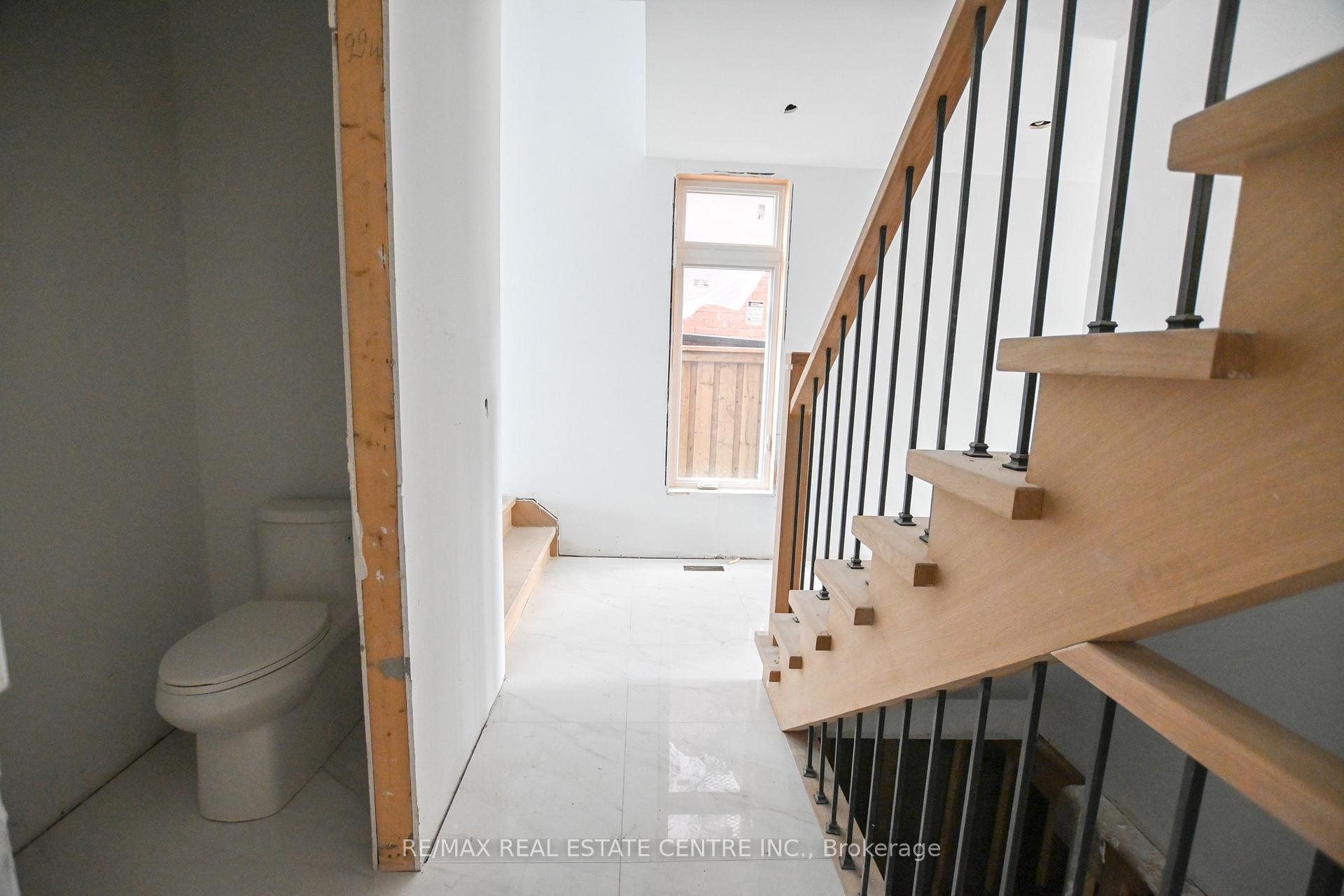 Photo 8 of 24 Rainbow Drive, Vaughan, West Woodbridge — HOMEH