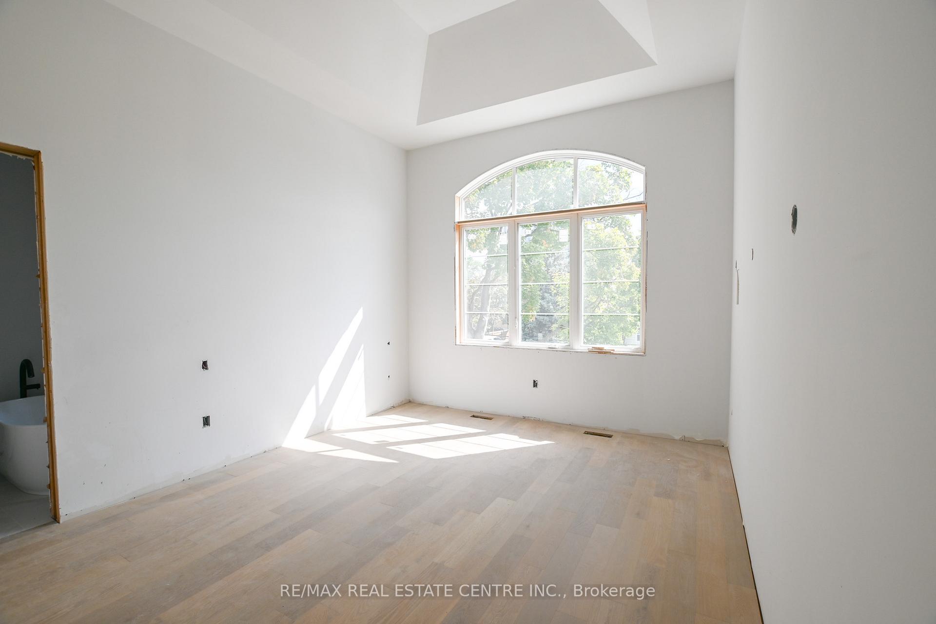 Photo 13 of 24 Rainbow Drive, Vaughan, West Woodbridge — HOMEH