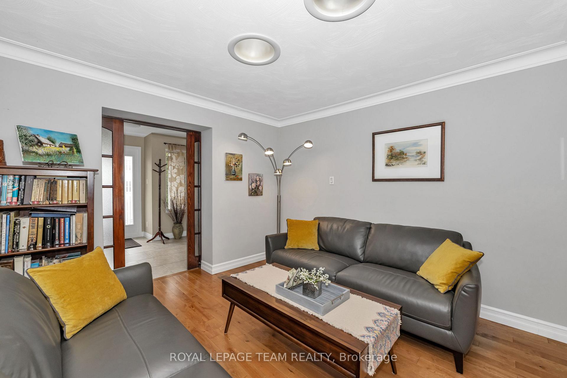 Photo 5 of 423 Blake Boulevard, Ottawa, Vanier — HOMEH