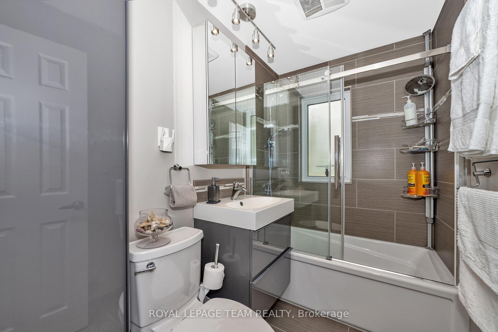 Photo 12 of 423 Blake Boulevard, Ottawa, Vanier — HOMEH