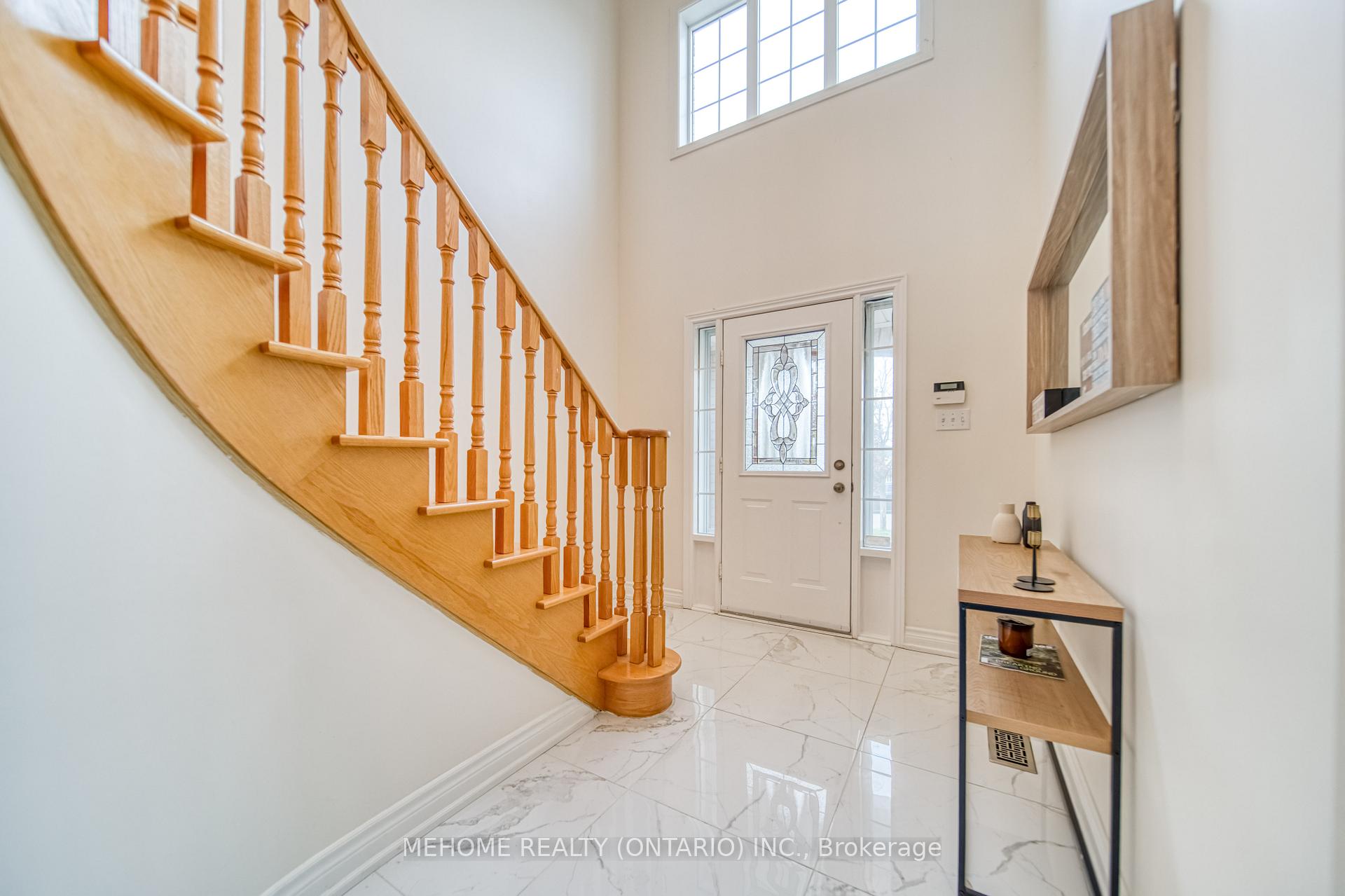 Photo 3 of 55 D'amato Crescent, Vaughan, Maple — HOMEH