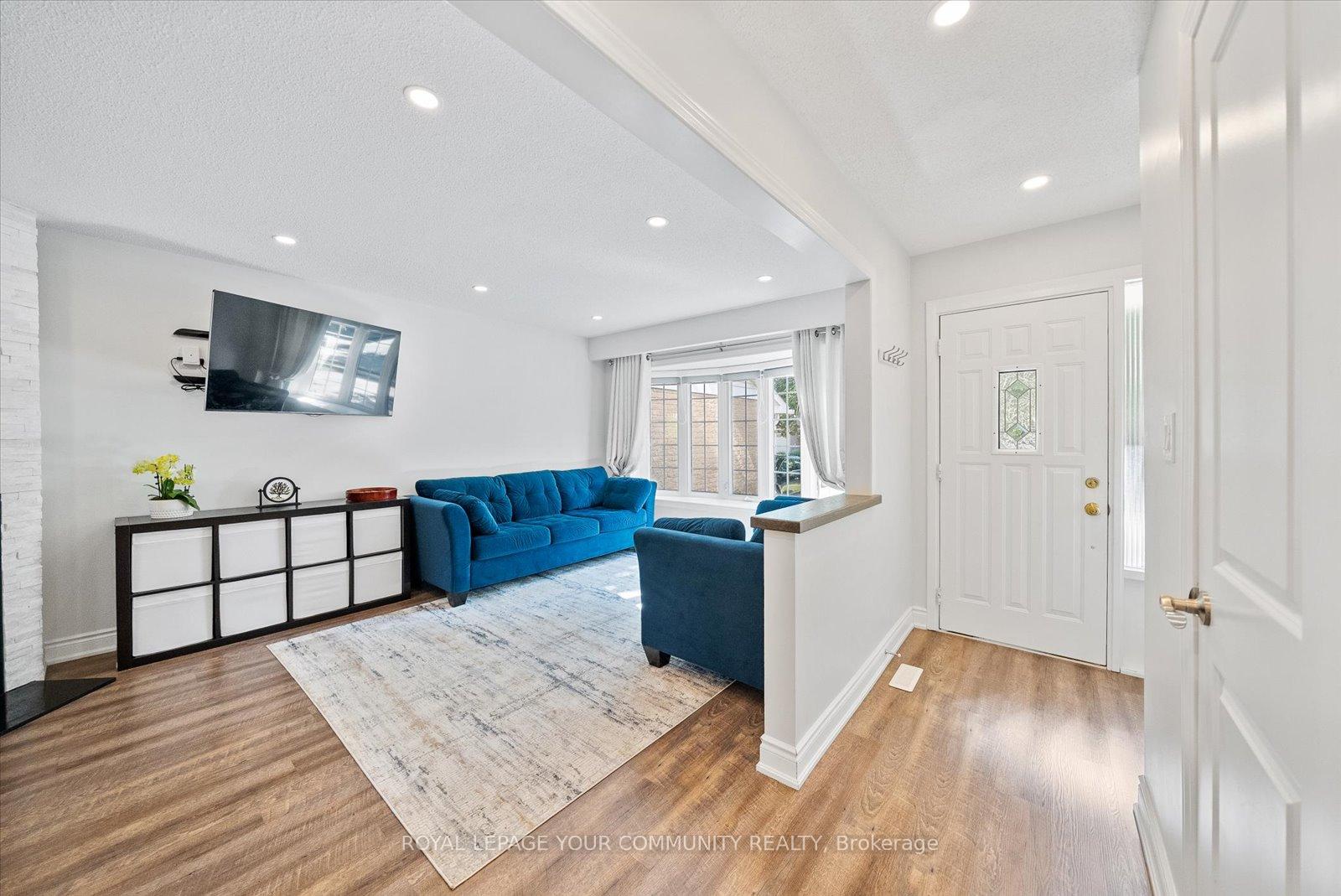 Photo 4 of 20 Sandusky Crescent, Aurora, Aurora Highlands — HOMEH