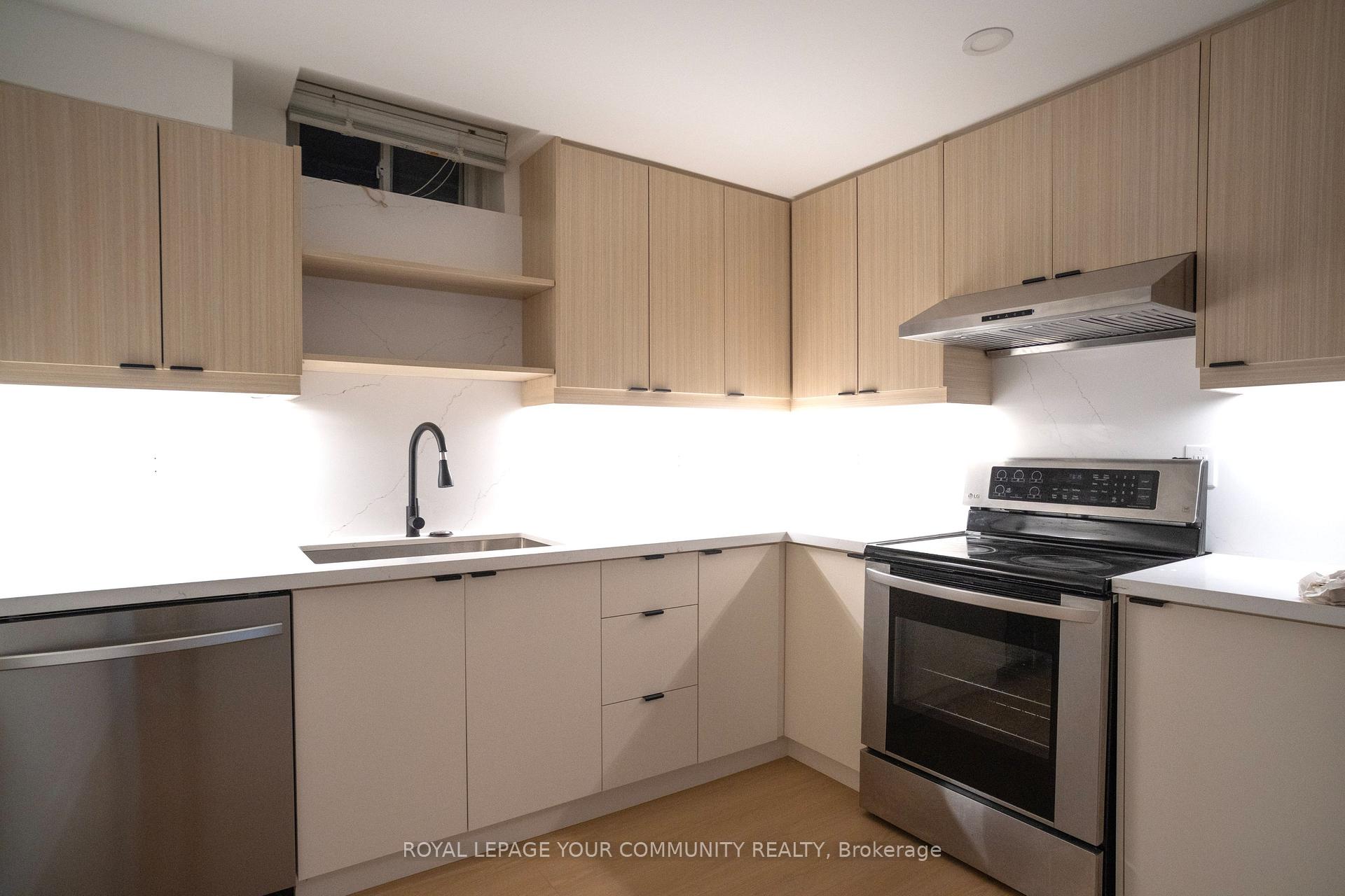 Photo 2 of 18 Macbride Crescent, Vaughan, Maple — HOMEH