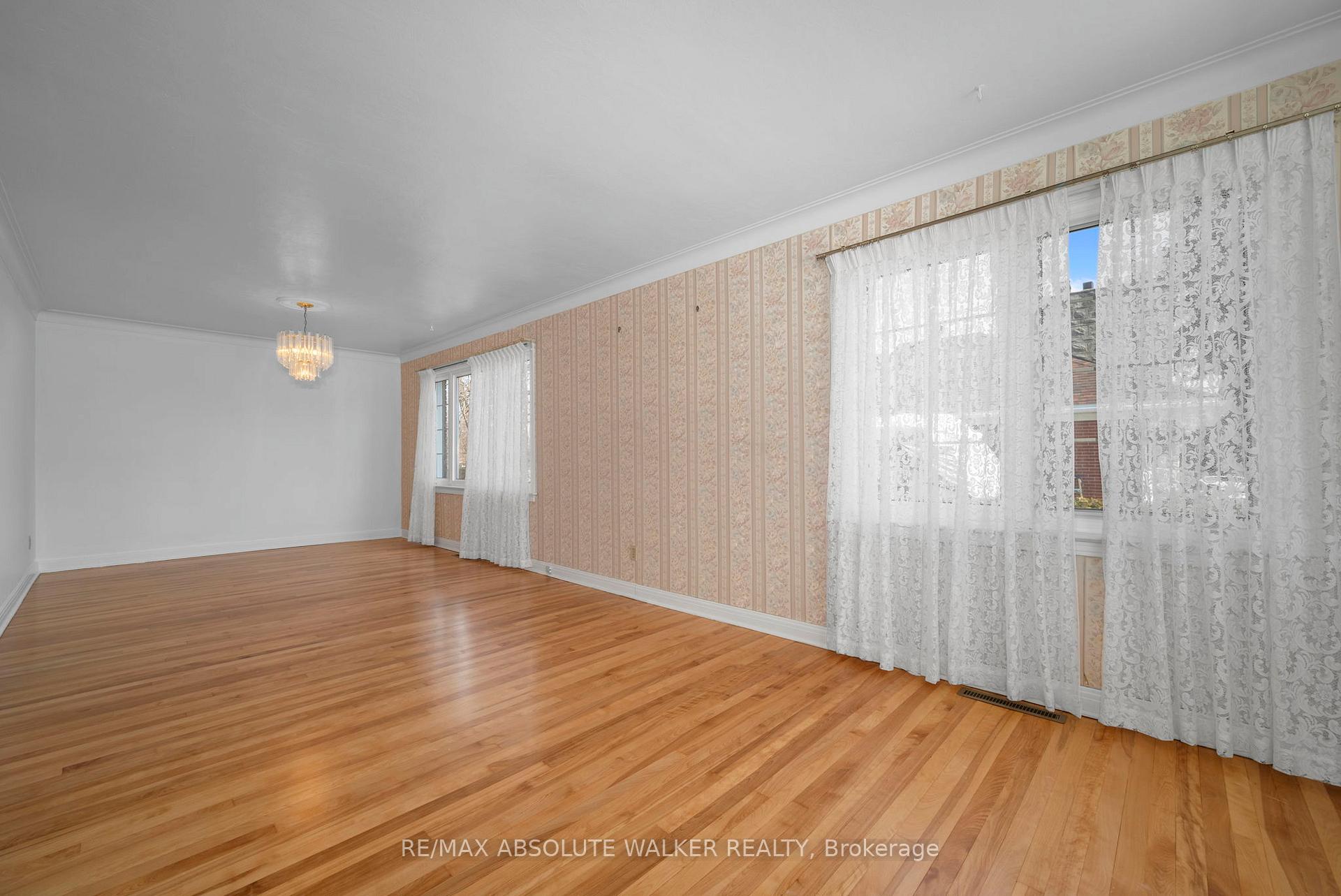 Photo 4 of 114 Crownhill Street, Ottawa, Cardinal Heights — HOMEH