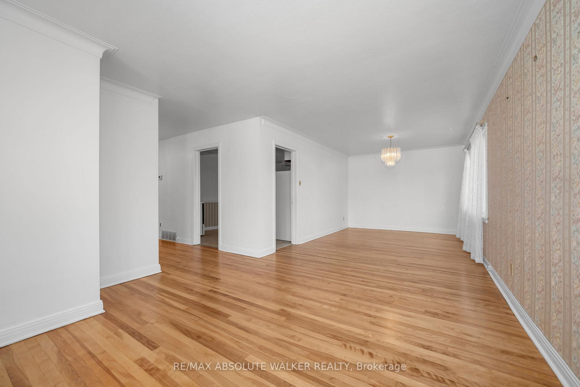 Photo 3 of 114 Crownhill Street, Ottawa, Cardinal Heights — HOMEH
