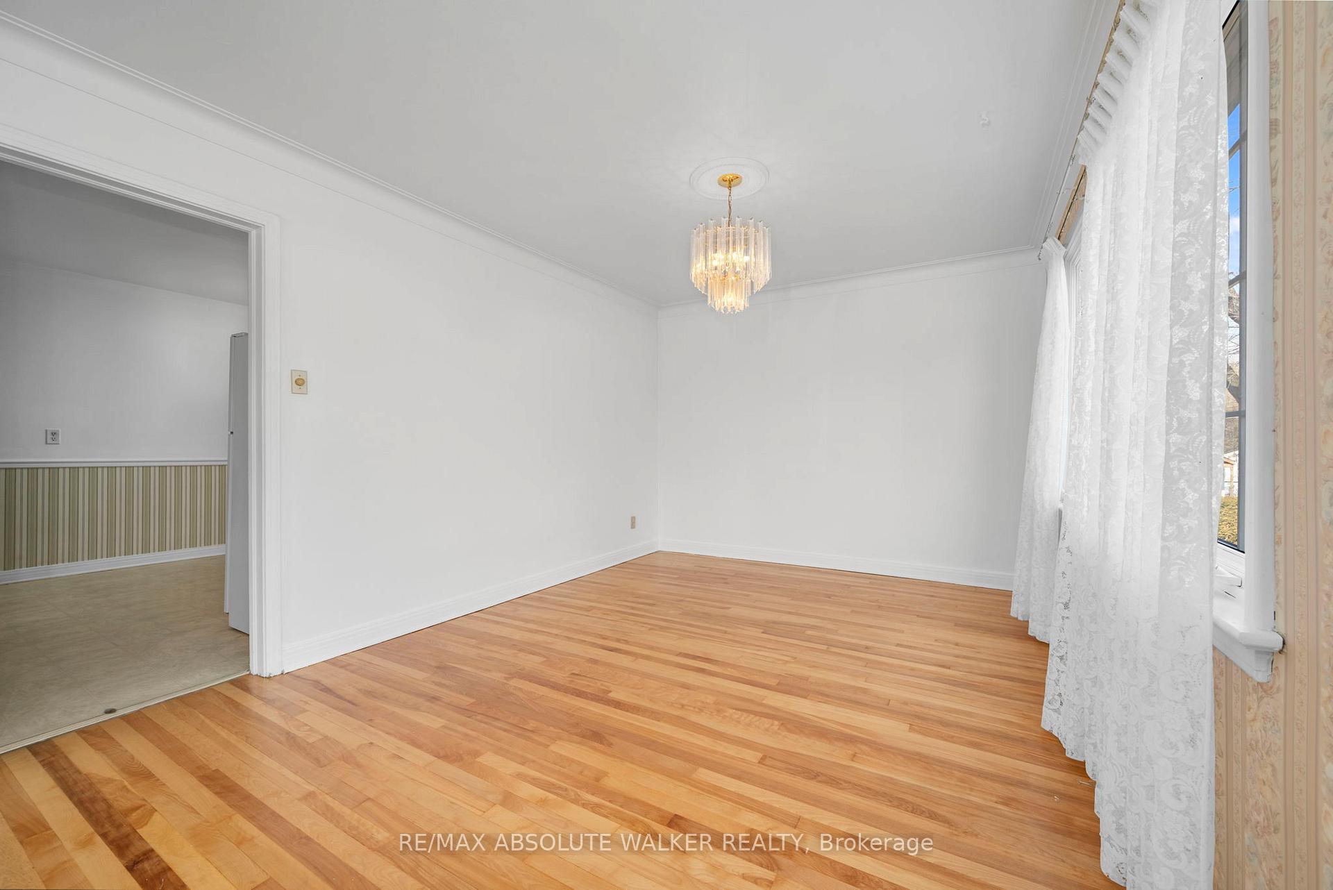 Photo 5 of 114 Crownhill Street, Ottawa, Cardinal Heights — HOMEH