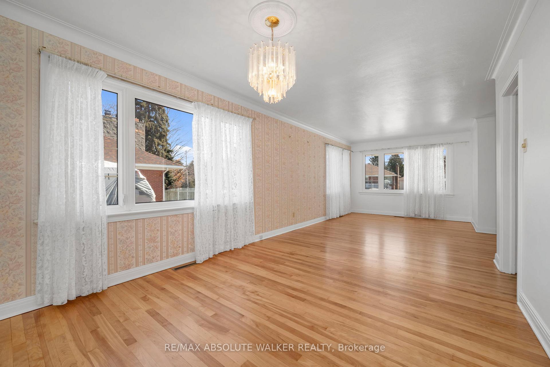 Photo 11 of 114 Crownhill Street, Ottawa, Cardinal Heights — HOMEH