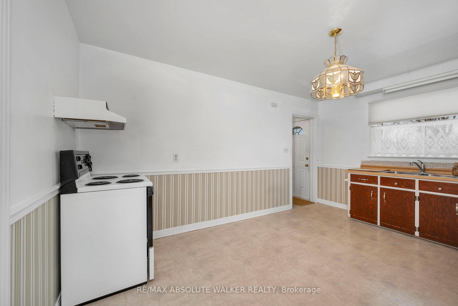 Photo 9 of 114 Crownhill Street, Ottawa, Cardinal Heights — HOMEH