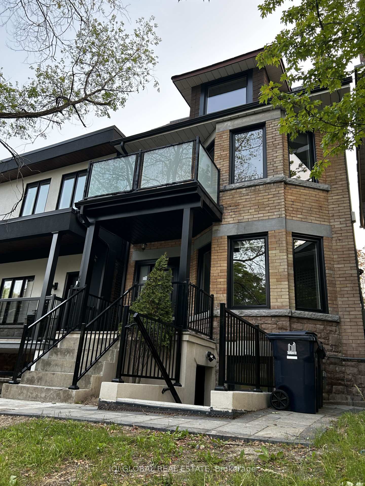 Front of 1502 Dufferin Street