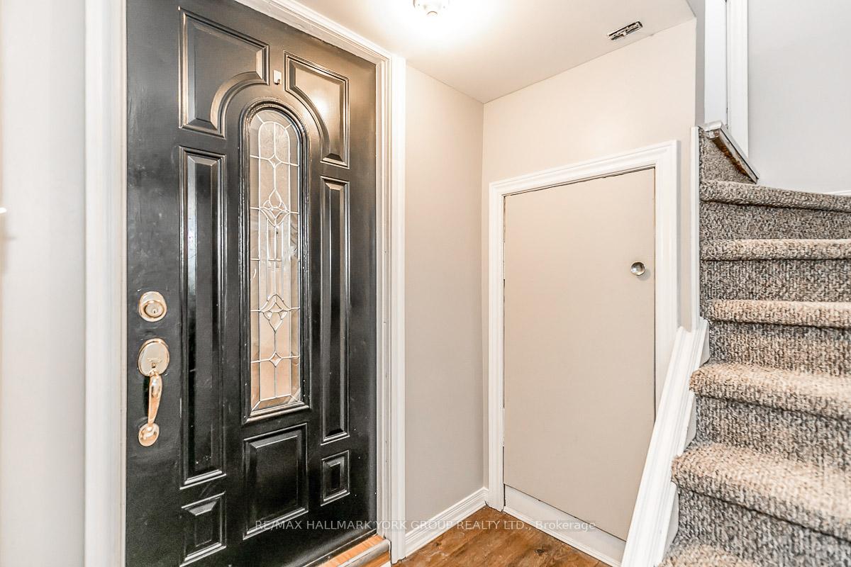 Photo 7 of Unit Lower, 6 Davis Road, Aurora, Aurora Highlands — HOMEH