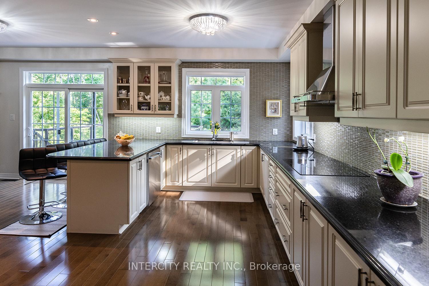 Photo 10 of 23 Halo Court, Vaughan, Patterson — HOMEH