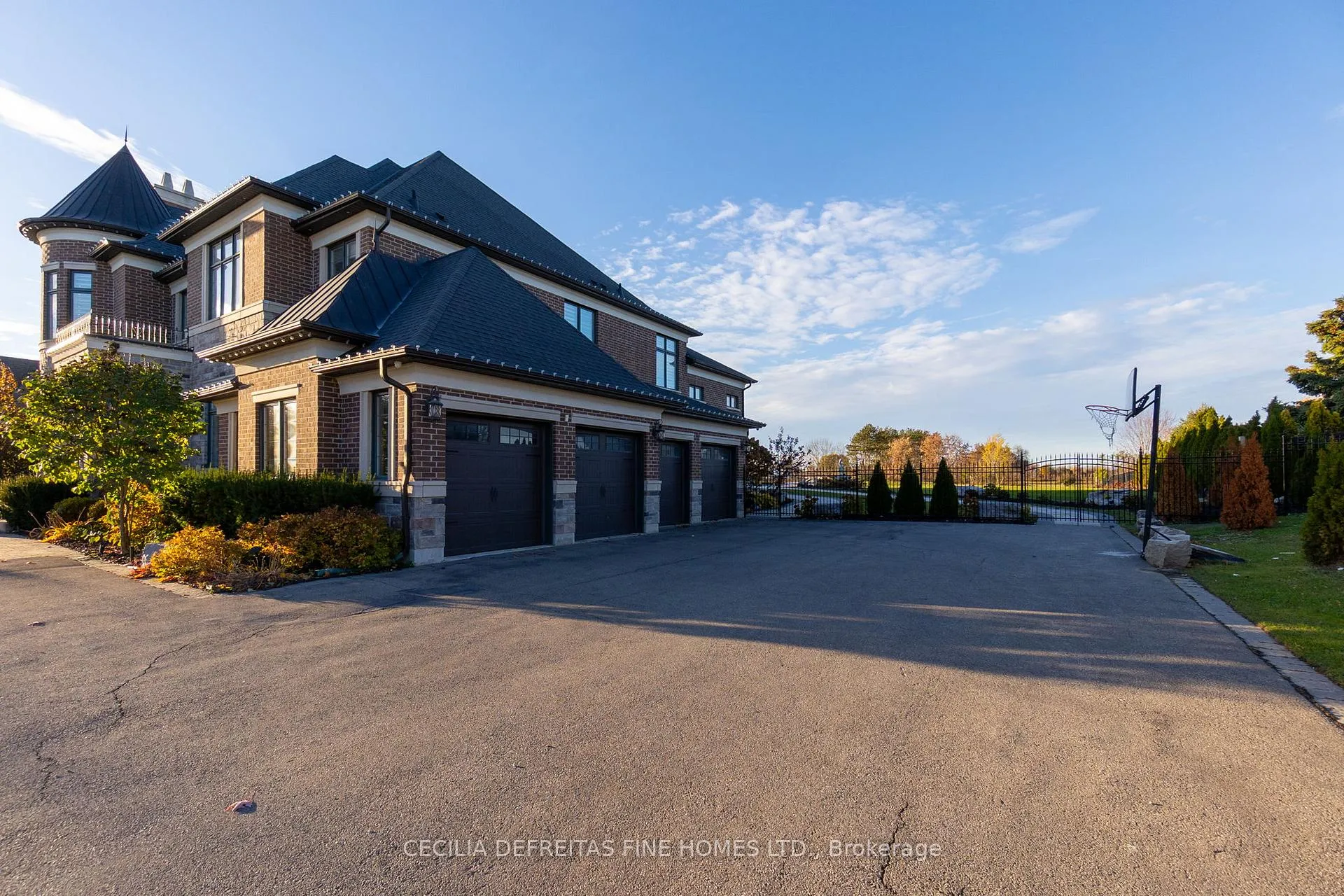 Photo 2 of 78 Mizuno Crescent, Vaughan, Kleinburg — HOMEH