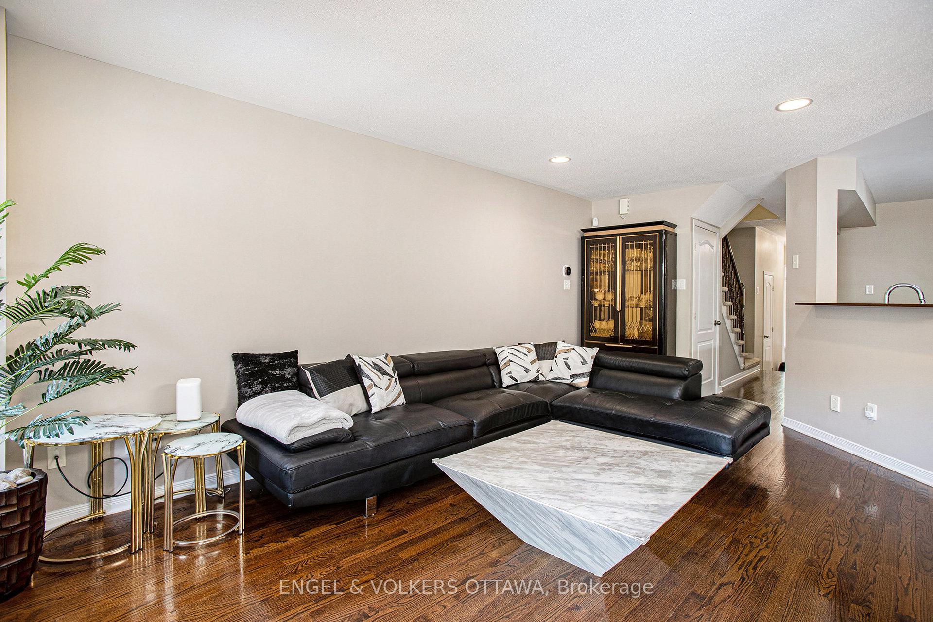 Photo 4 of 393 Meilleur Private, Ottawa, Vanier — HOMEH