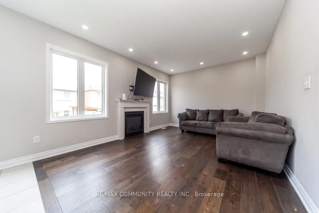 Photo 11 of 24 Raithby Crescent, Ajax, Central East — HOMEH