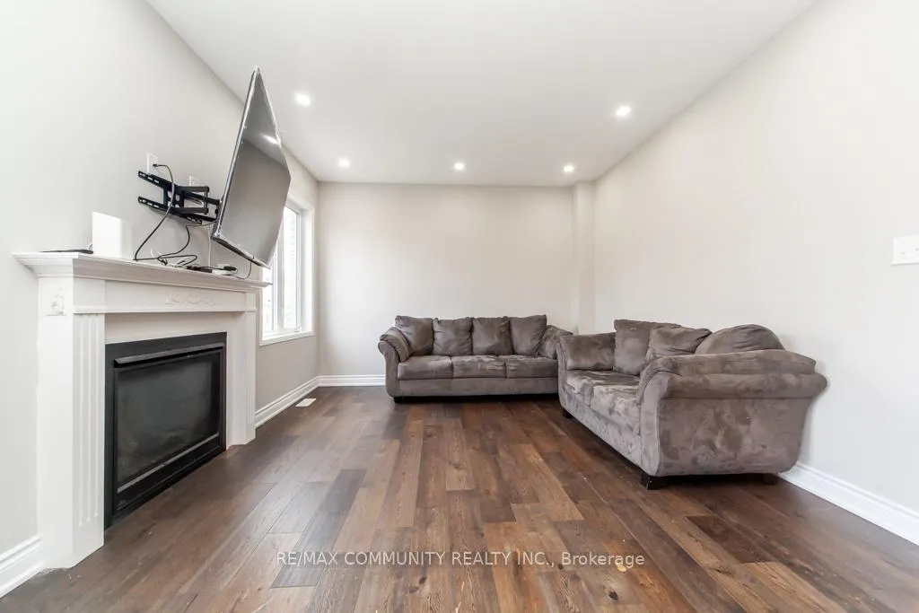 Photo 12 of 24 Raithby Crescent, Ajax, Central East — HOMEH