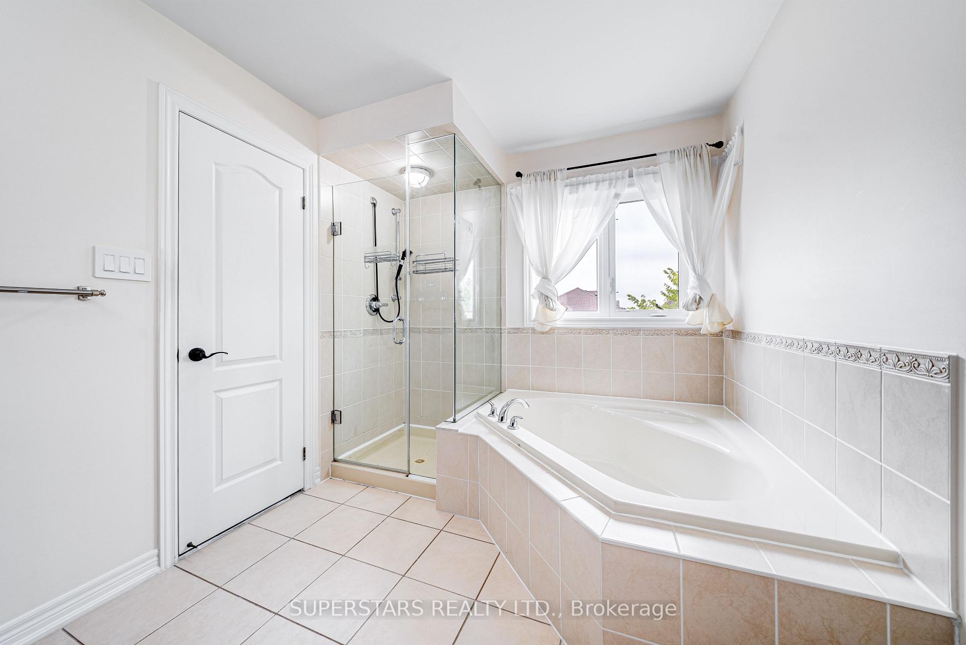 Photo 10 of 106 White Beach Crescent, Vaughan, Patterson — HOMEH