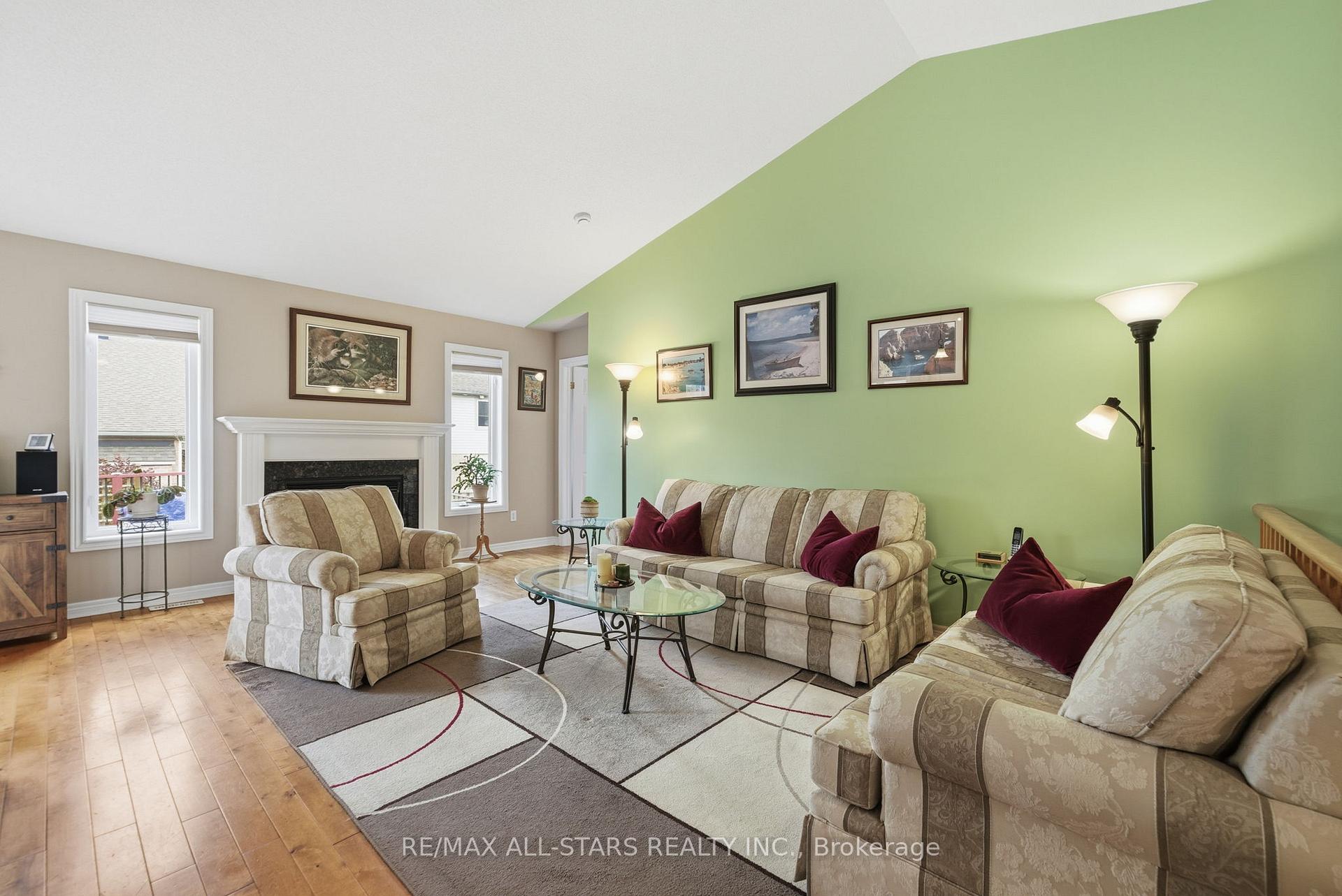 Photo 5 of 51 Oakside Drive, Uxbridge — HOMEH