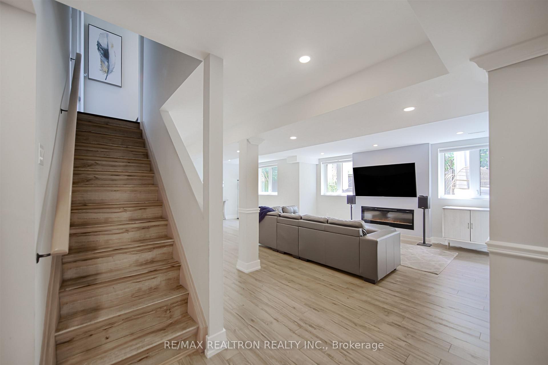 Photo 32 of 51 Steel Drive, Aurora, Bayview Northeast — HOMEH