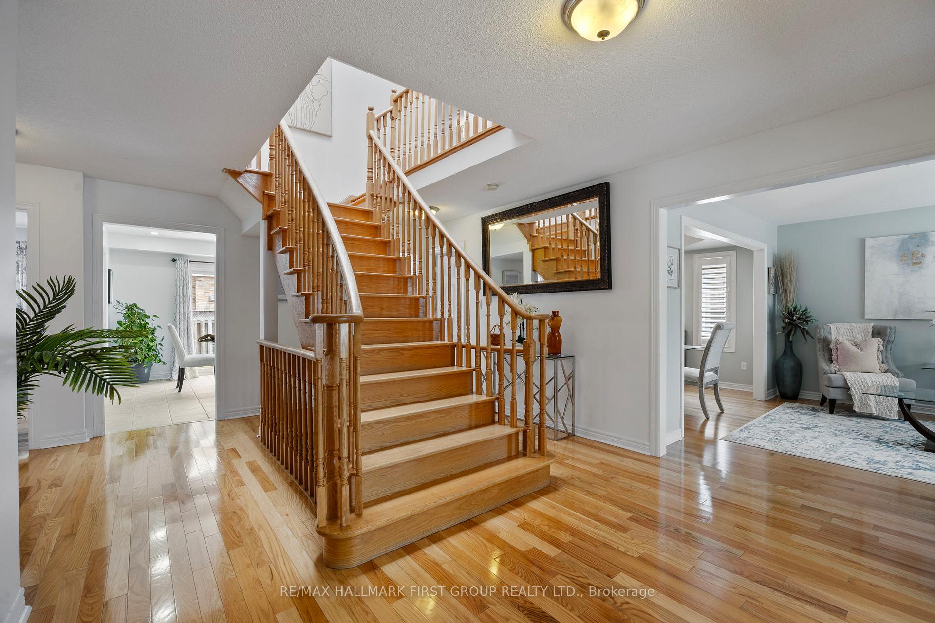 Photo 8 of 19 Ballgrove Crescent, Ajax, Northwest Ajax — HOMEH
