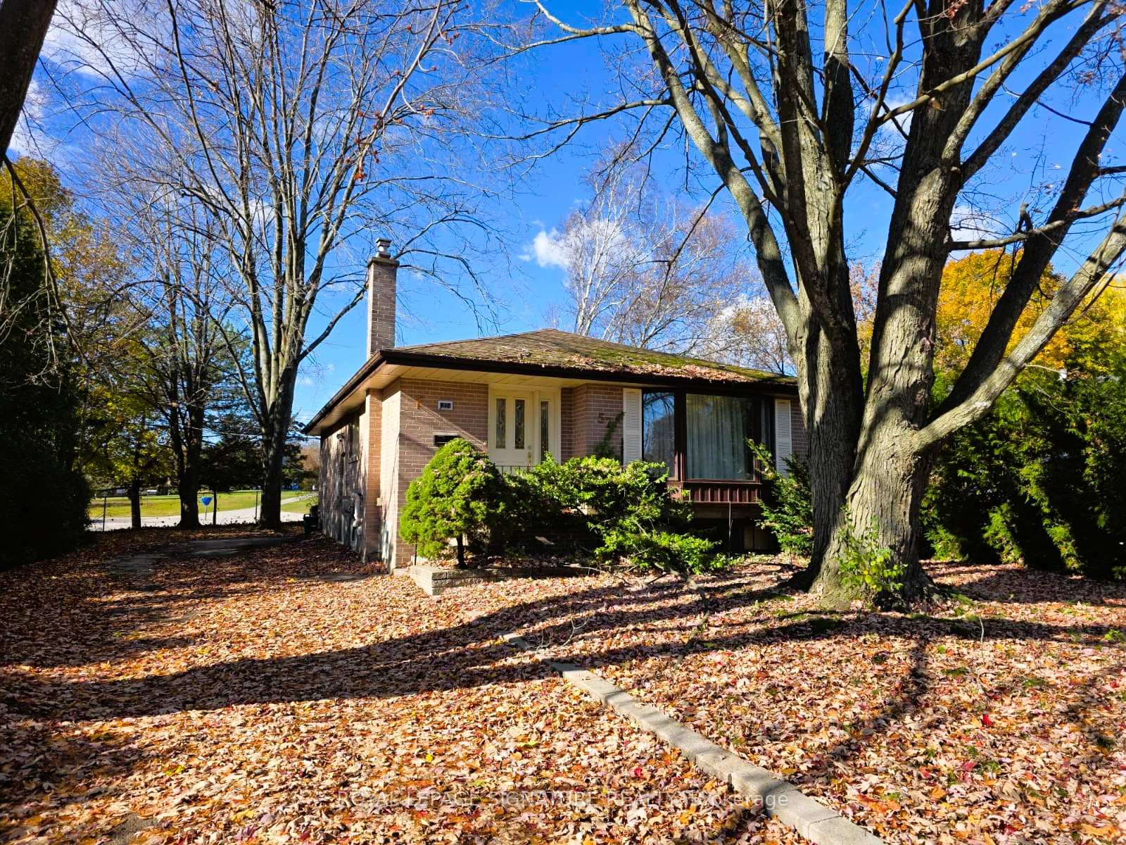 Photo 1 of 57 Foreht Crescent, Aurora, Aurora Heights — HOMEH