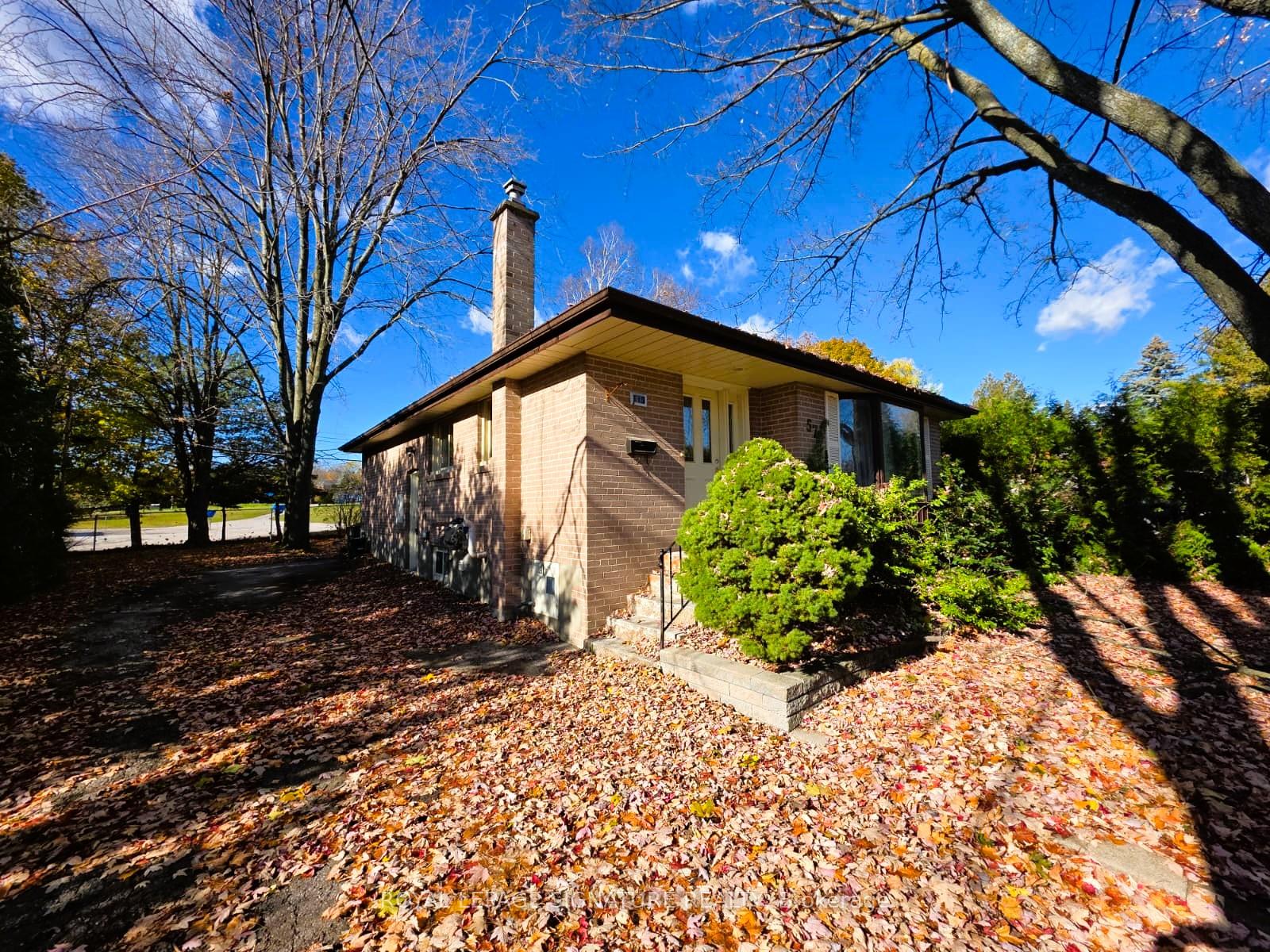Photo 3 of 57 Foreht Crescent, Aurora, Aurora Heights — HOMEH