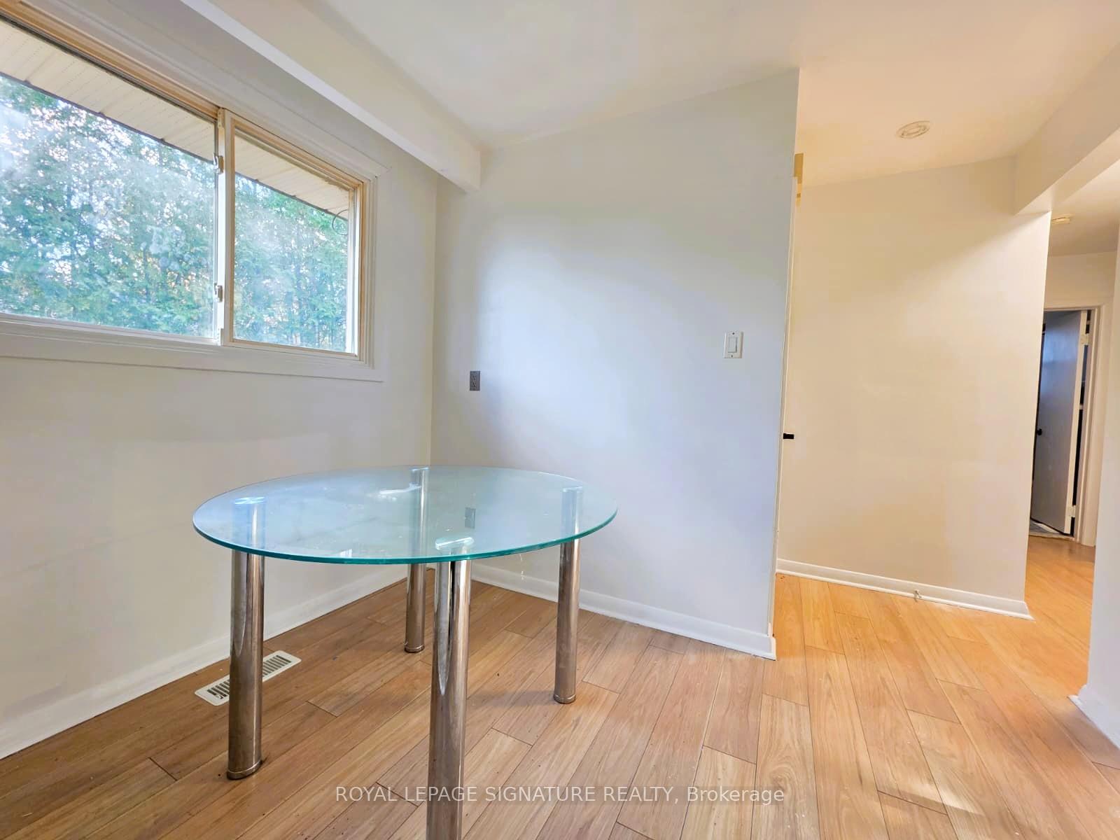 Photo 4 of 57 Foreht Crescent, Aurora, Aurora Heights — HOMEH