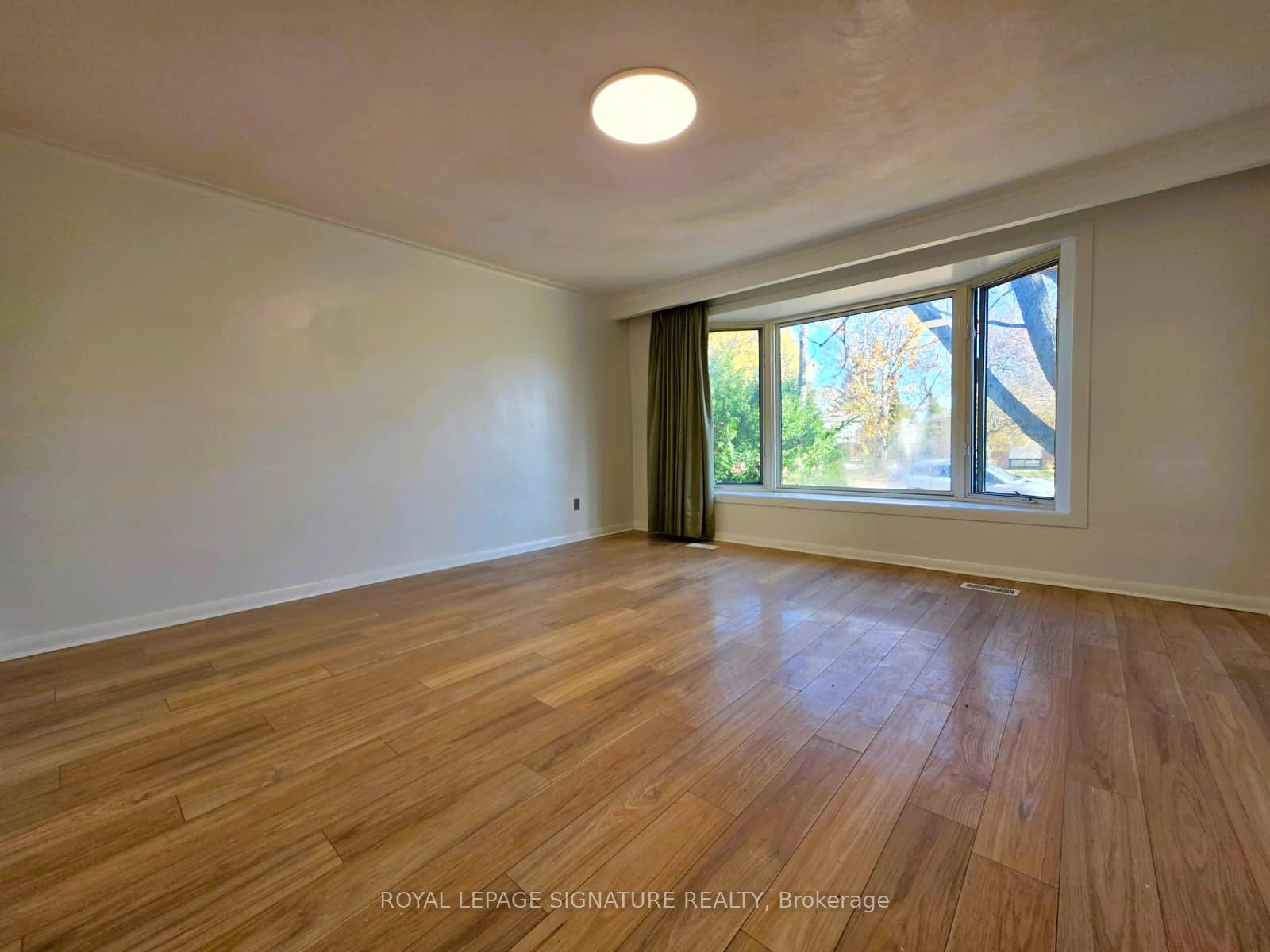 Photo 9 of 57 Foreht Crescent, Aurora, Aurora Heights — HOMEH
