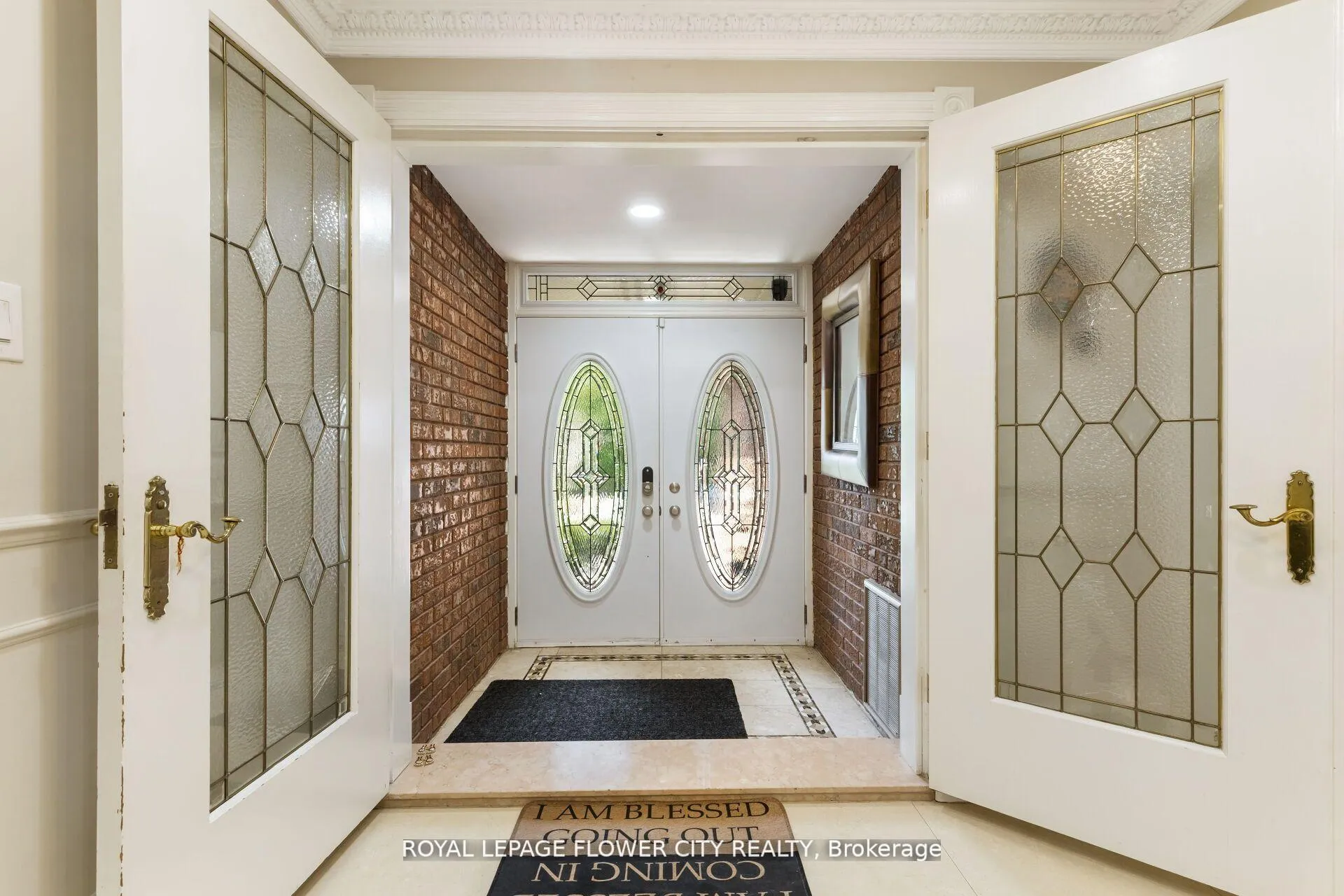 Photo 4 of 15 Thistle Ridge Drive NE, Vaughan, East Woodbridge — HOMEH