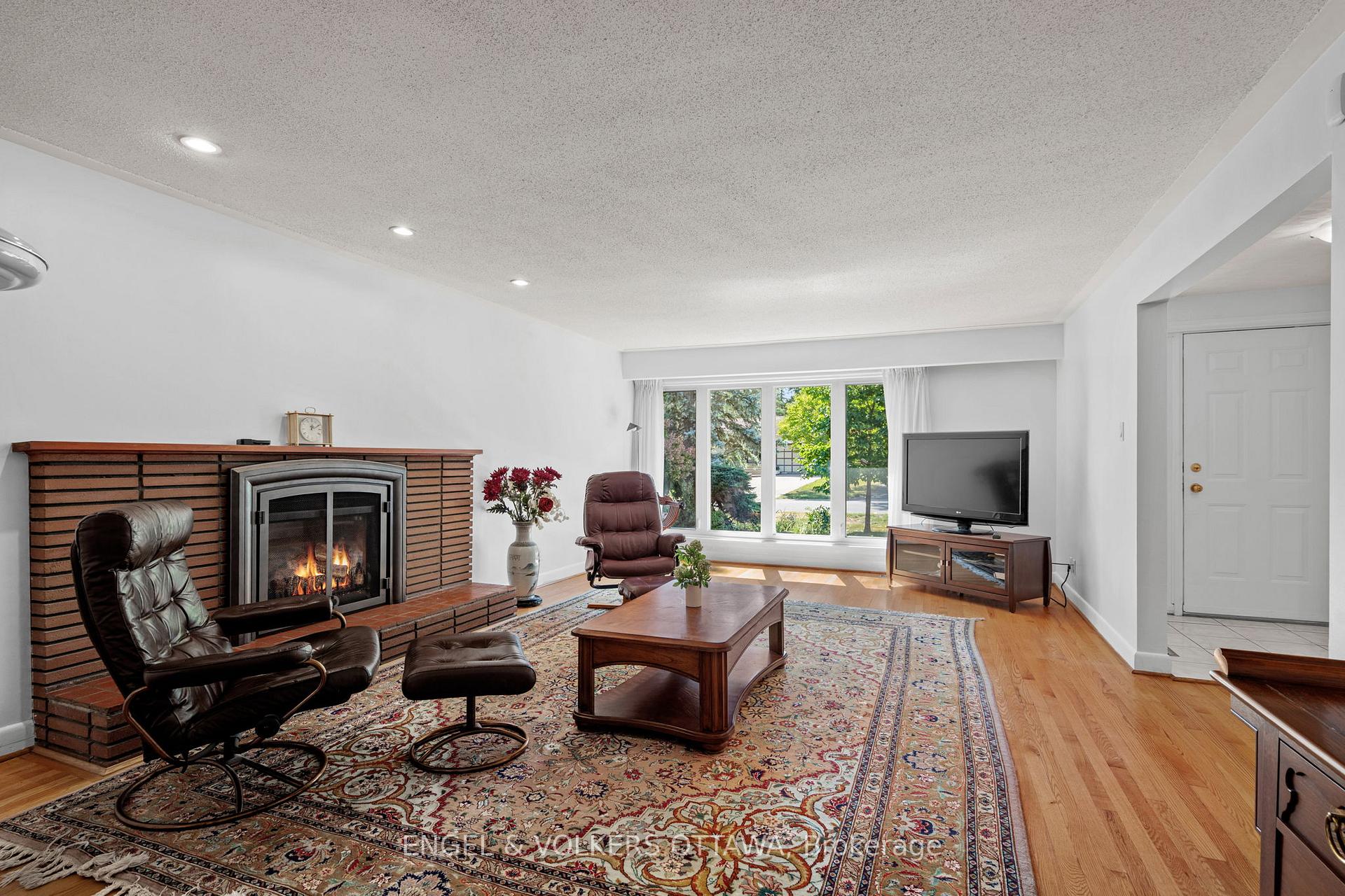 Photo 5 of 337 Mountbatten Avenue, Ottawa, Alta Vista/Faircrest Heights — HOMEH