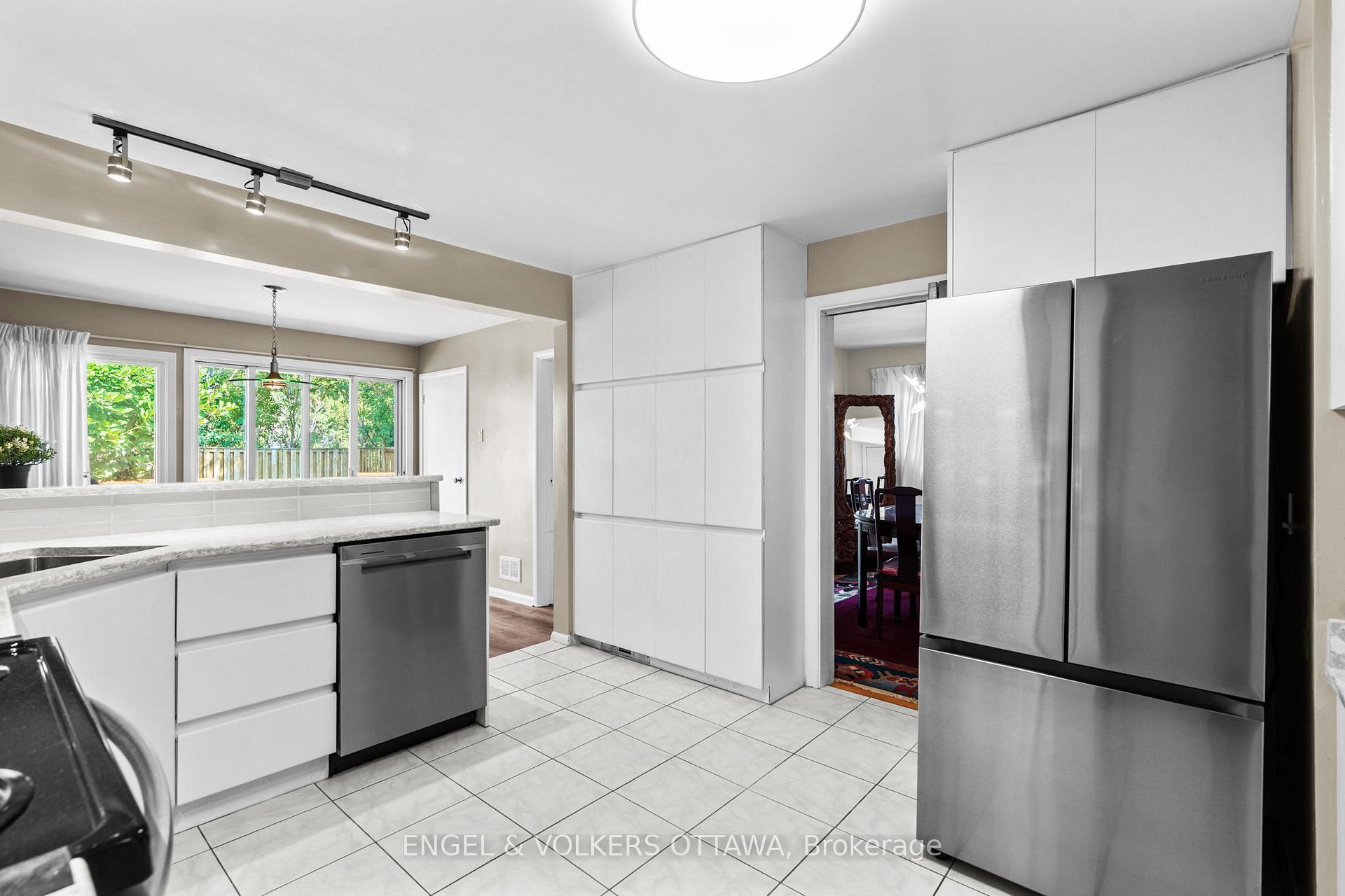 Photo 8 of 337 Mountbatten Avenue, Ottawa, Alta Vista/Faircrest Heights — HOMEH