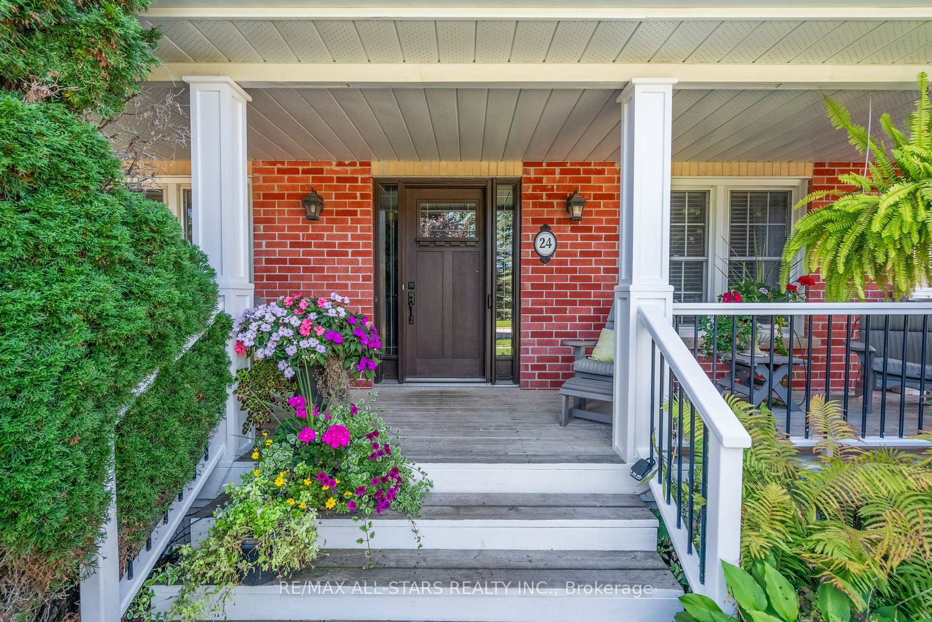 Photo 4 of 24 Colonel Sharpe Crescent, Uxbridge — HOMEH