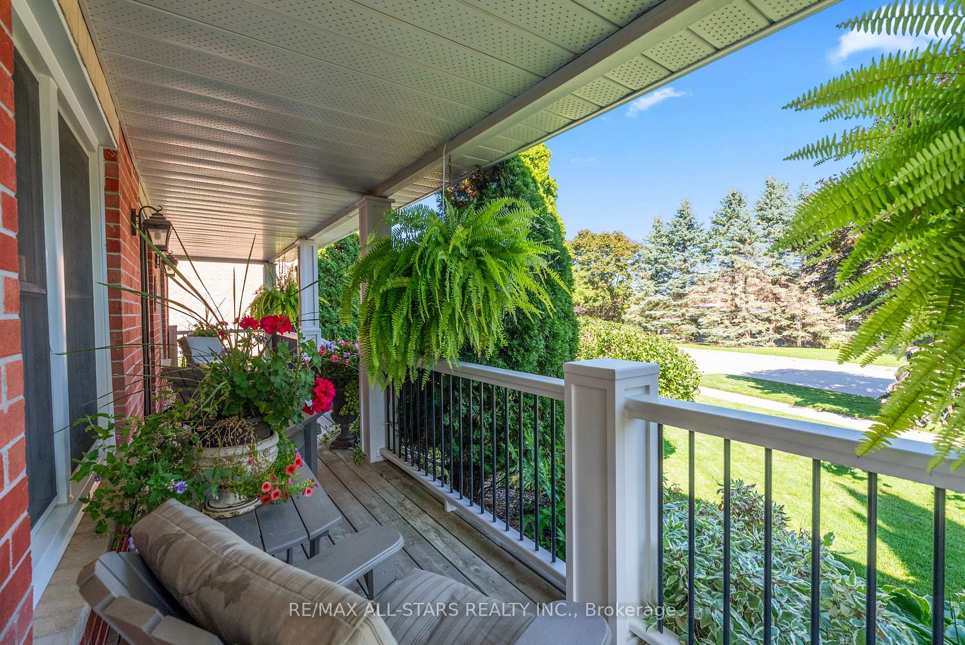Photo 5 of 24 Colonel Sharpe Crescent, Uxbridge — HOMEH