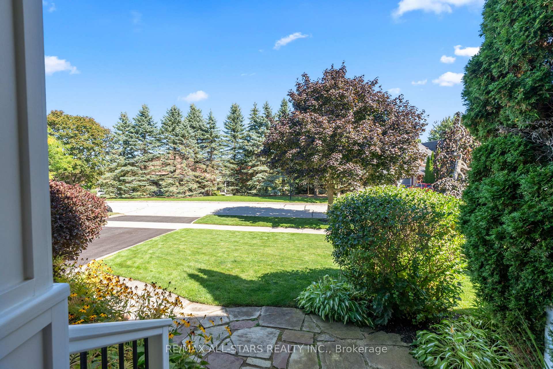 Photo 6 of 24 Colonel Sharpe Crescent, Uxbridge — HOMEH