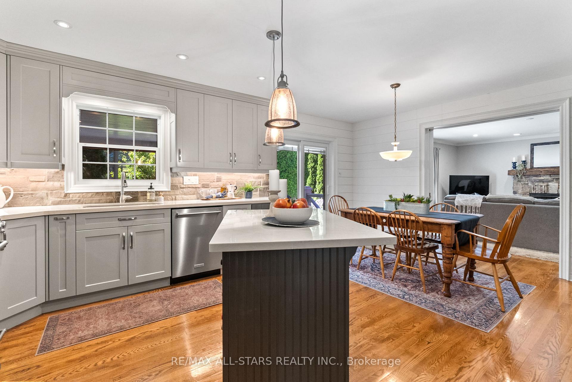 Photo 8 of 24 Colonel Sharpe Crescent, Uxbridge — HOMEH