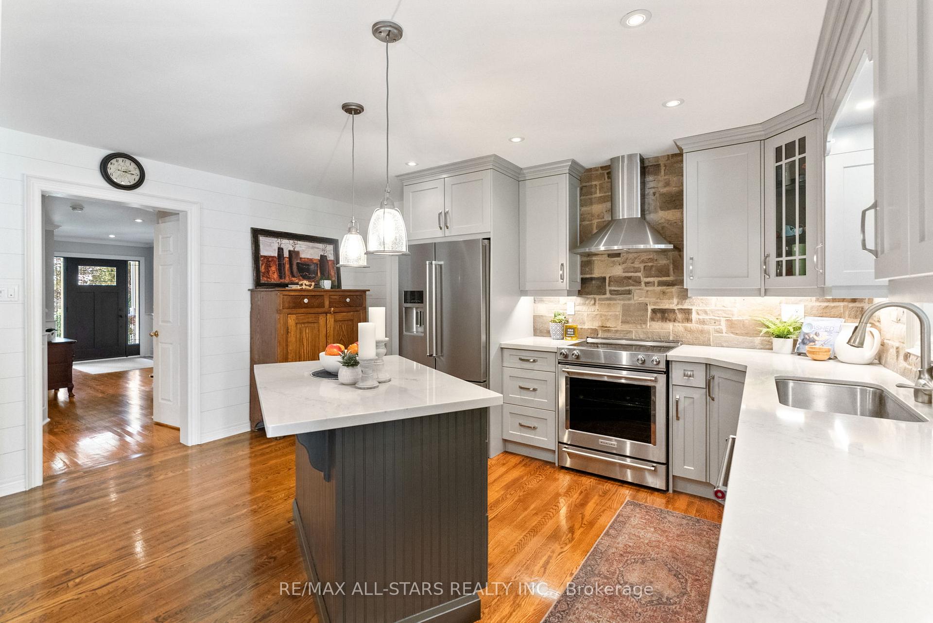 Photo 12 of 24 Colonel Sharpe Crescent, Uxbridge — HOMEH