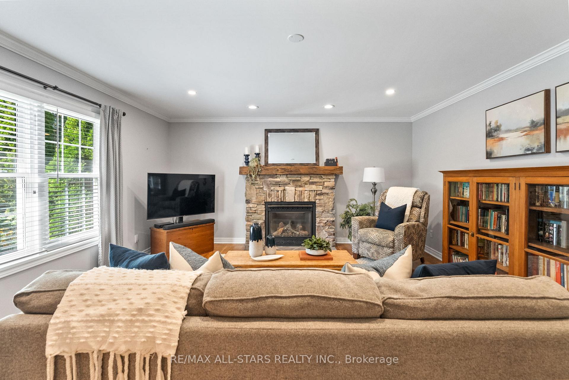 Photo 14 of 24 Colonel Sharpe Crescent, Uxbridge — HOMEH