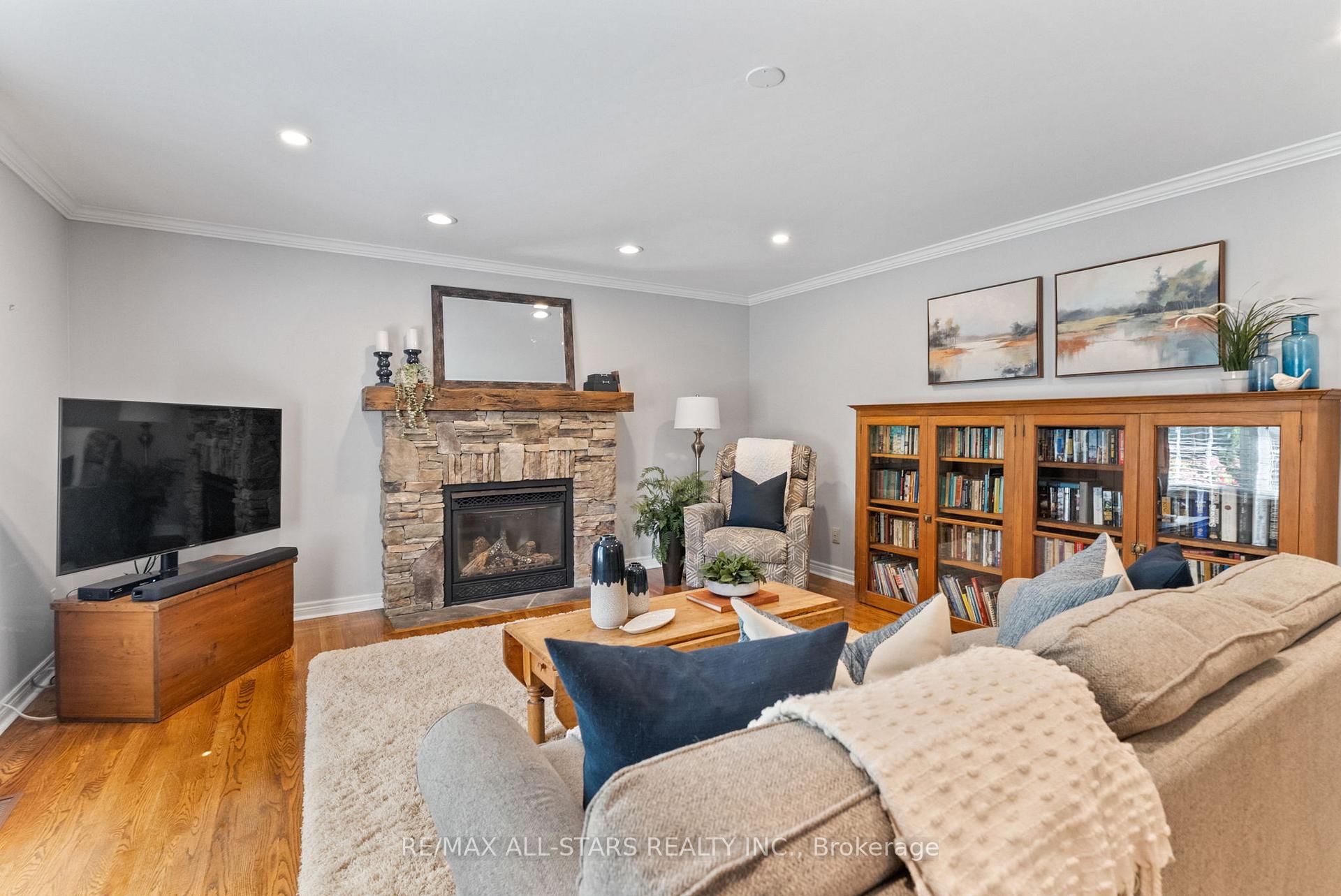 Photo 15 of 24 Colonel Sharpe Crescent, Uxbridge — HOMEH
