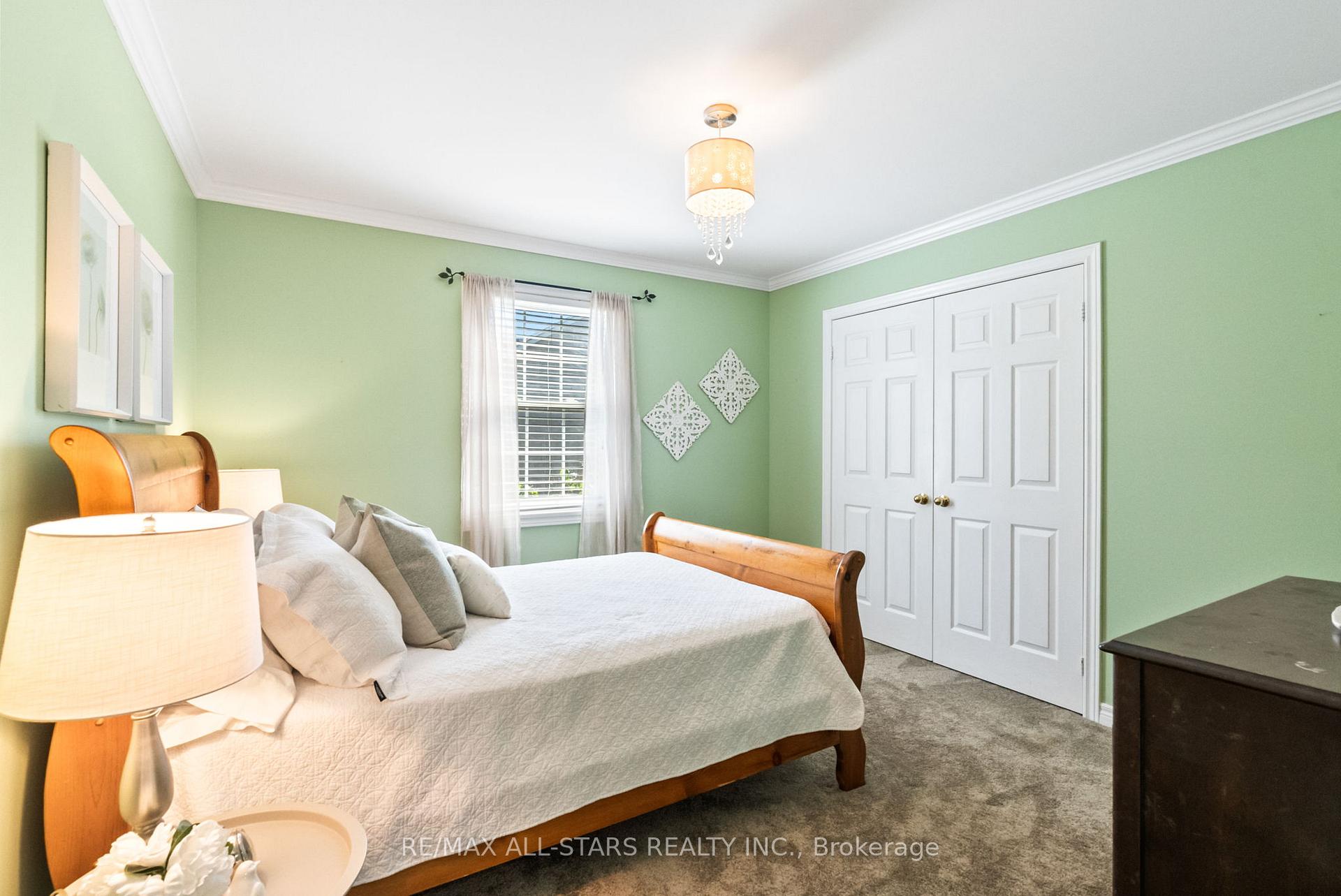 Photo 34 of 24 Colonel Sharpe Crescent, Uxbridge — HOMEH