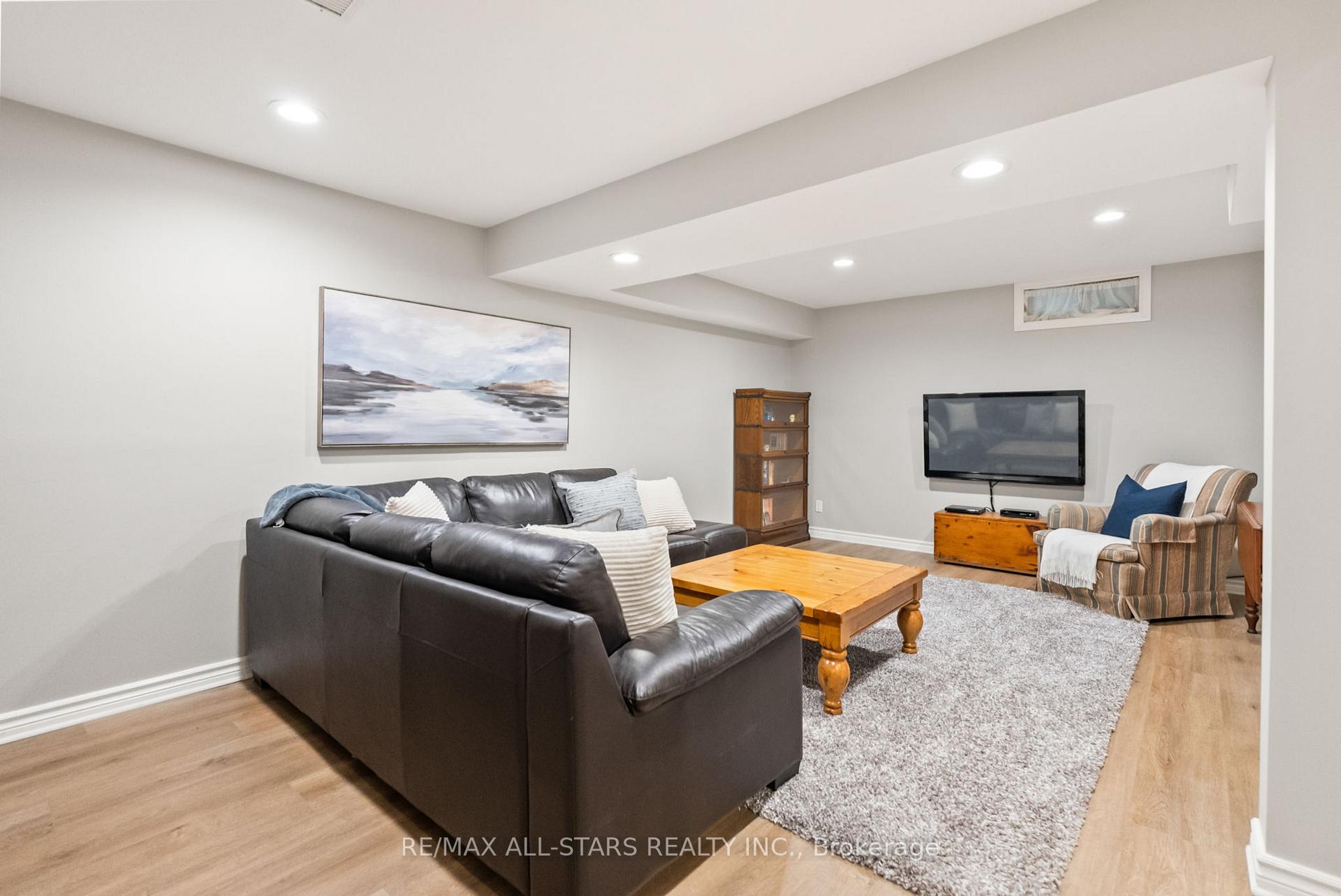 Photo 39 of 24 Colonel Sharpe Crescent, Uxbridge — HOMEH