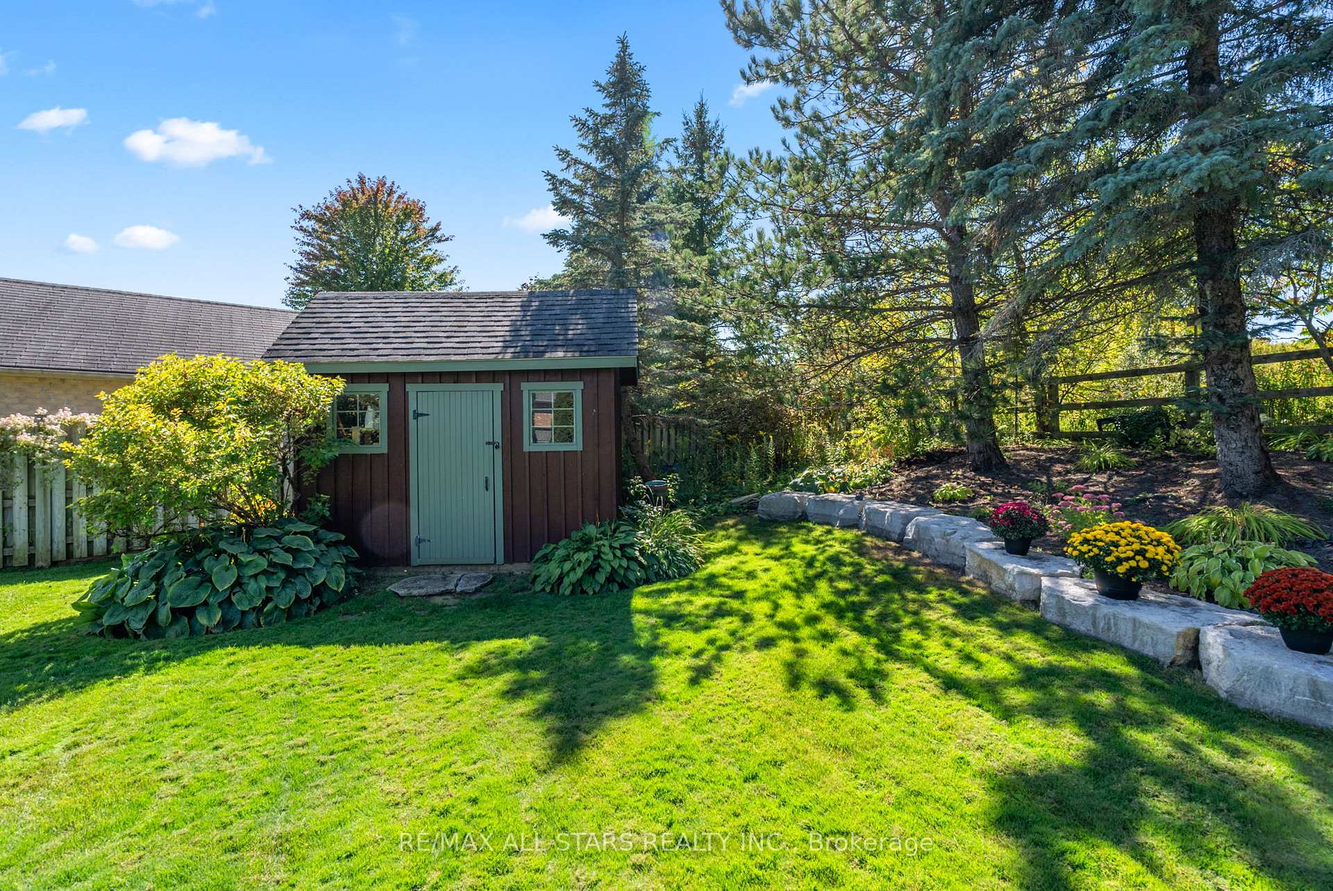 Photo 46 of 24 Colonel Sharpe Crescent, Uxbridge — HOMEH