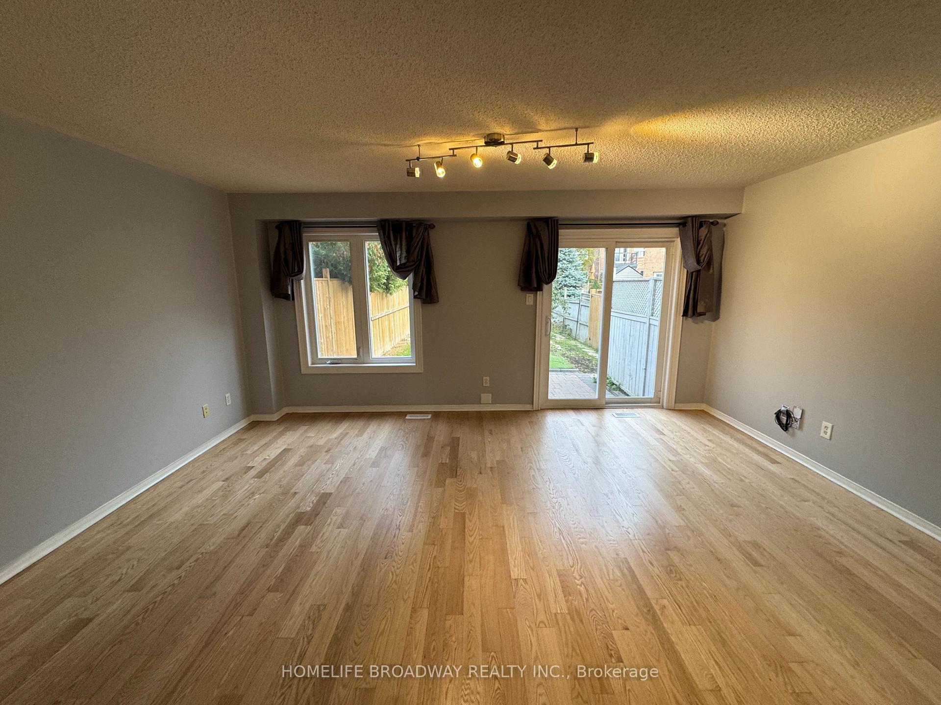 Photo 2 of 7 Stiles Avenue, Aurora, Bayview Wellington — HOMEH