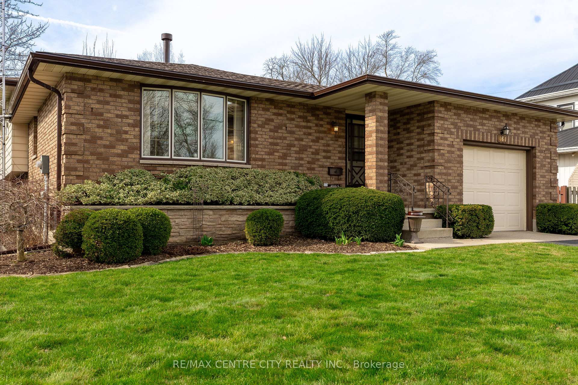 Photo 3 of 464 Huron Street, Warwick, Watford — HOMEH