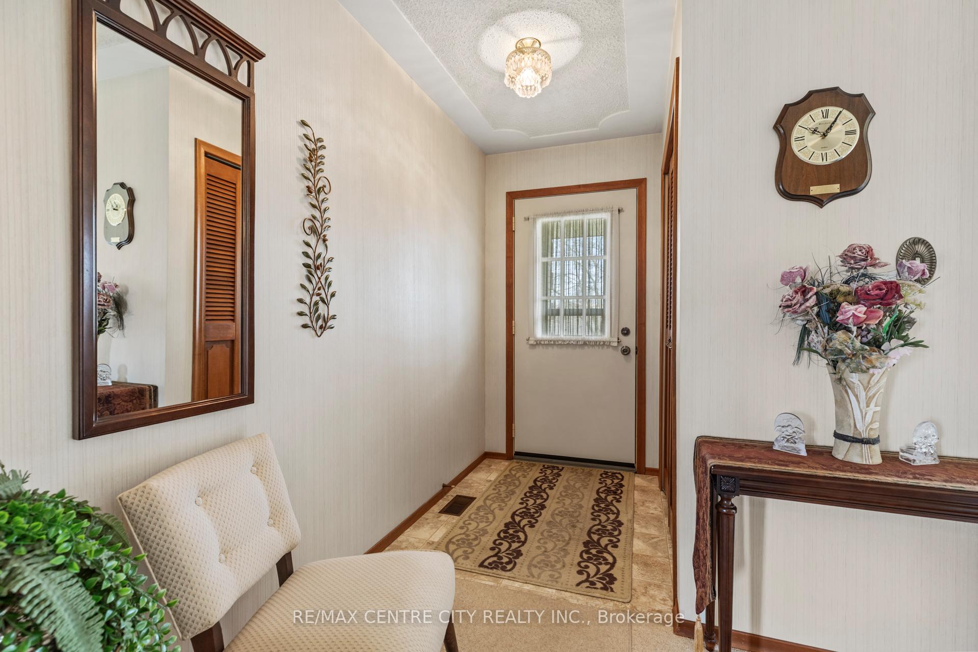 Photo 4 of 464 Huron Street, Warwick, Watford — HOMEH