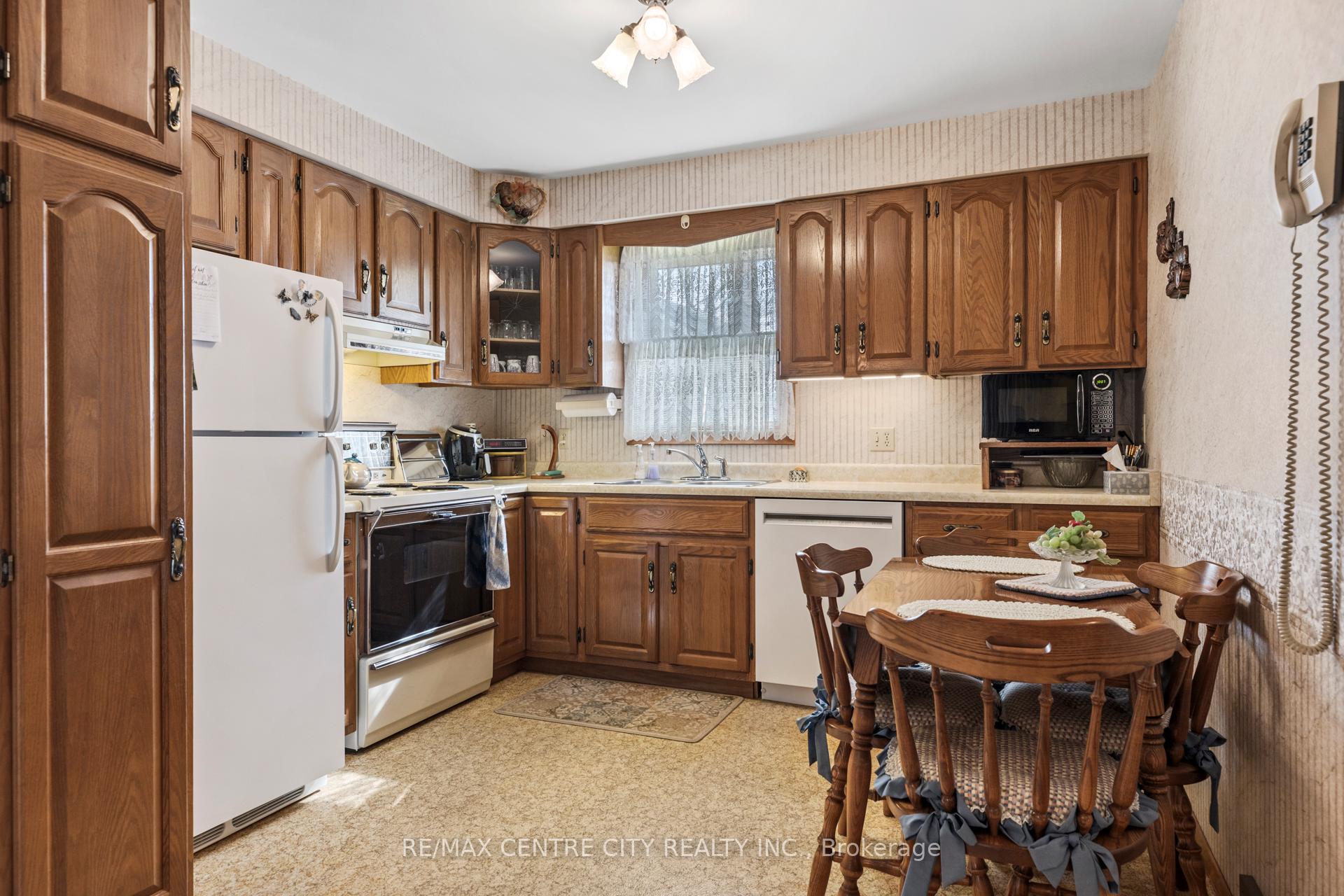 Photo 6 of 464 Huron Street, Warwick, Watford — HOMEH