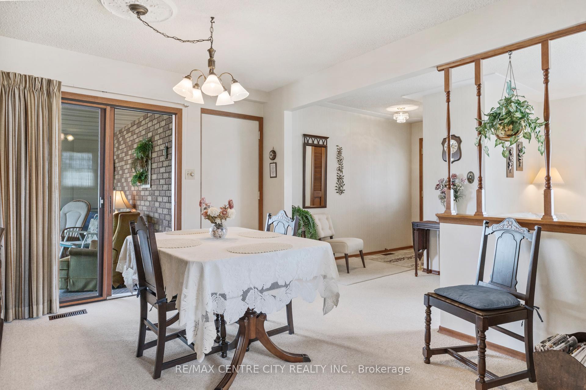 Photo 7 of 464 Huron Street, Warwick, Watford — HOMEH