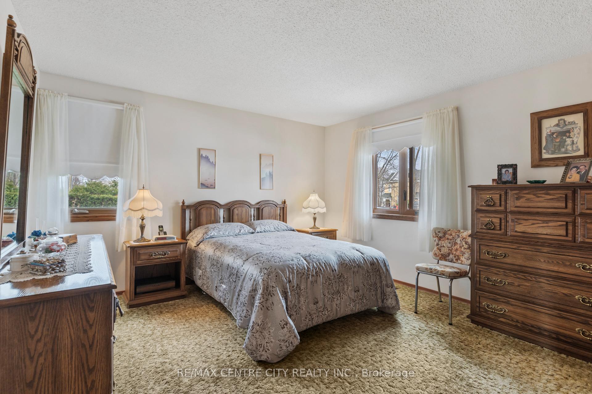 Photo 12 of 464 Huron Street, Warwick, Watford — HOMEH