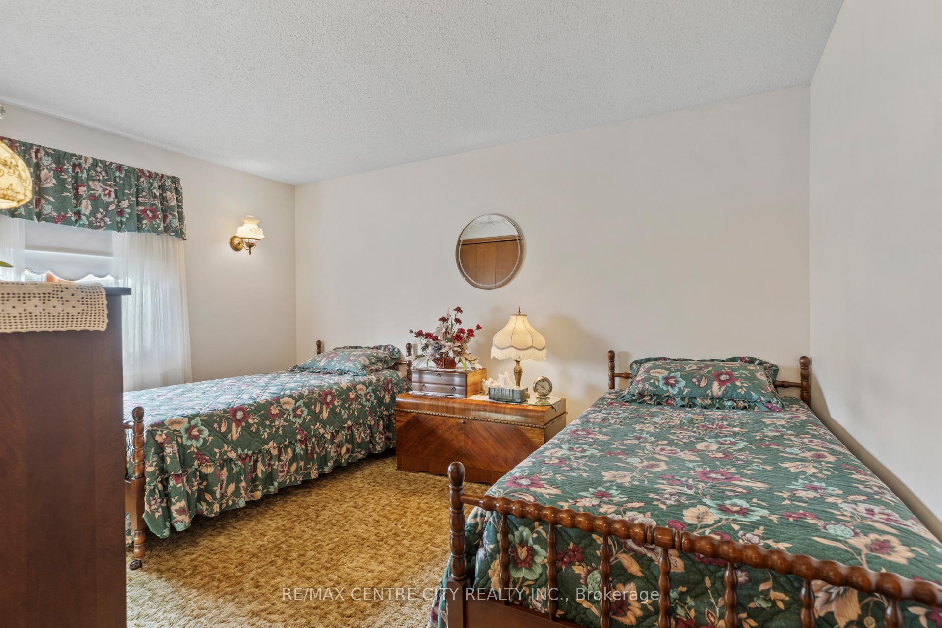 Photo 13 of 464 Huron Street, Warwick, Watford — HOMEH