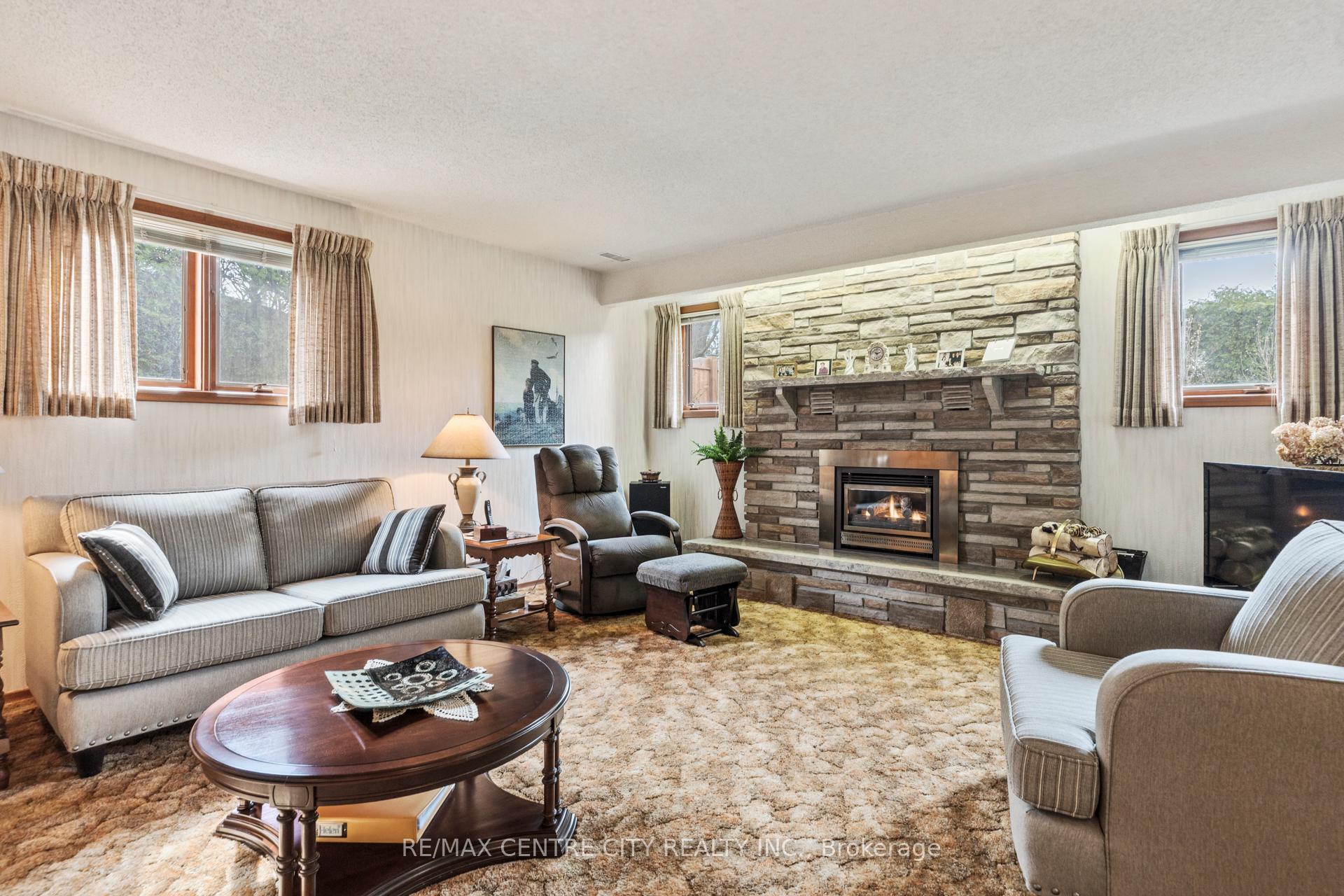 Photo 14 of 464 Huron Street, Warwick, Watford — HOMEH