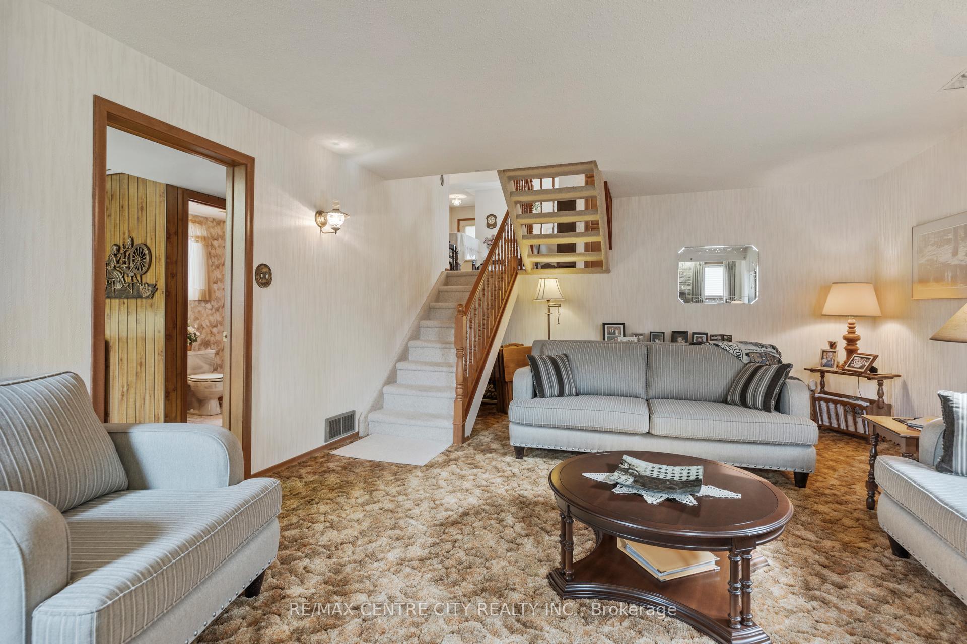 Photo 15 of 464 Huron Street, Warwick, Watford — HOMEH